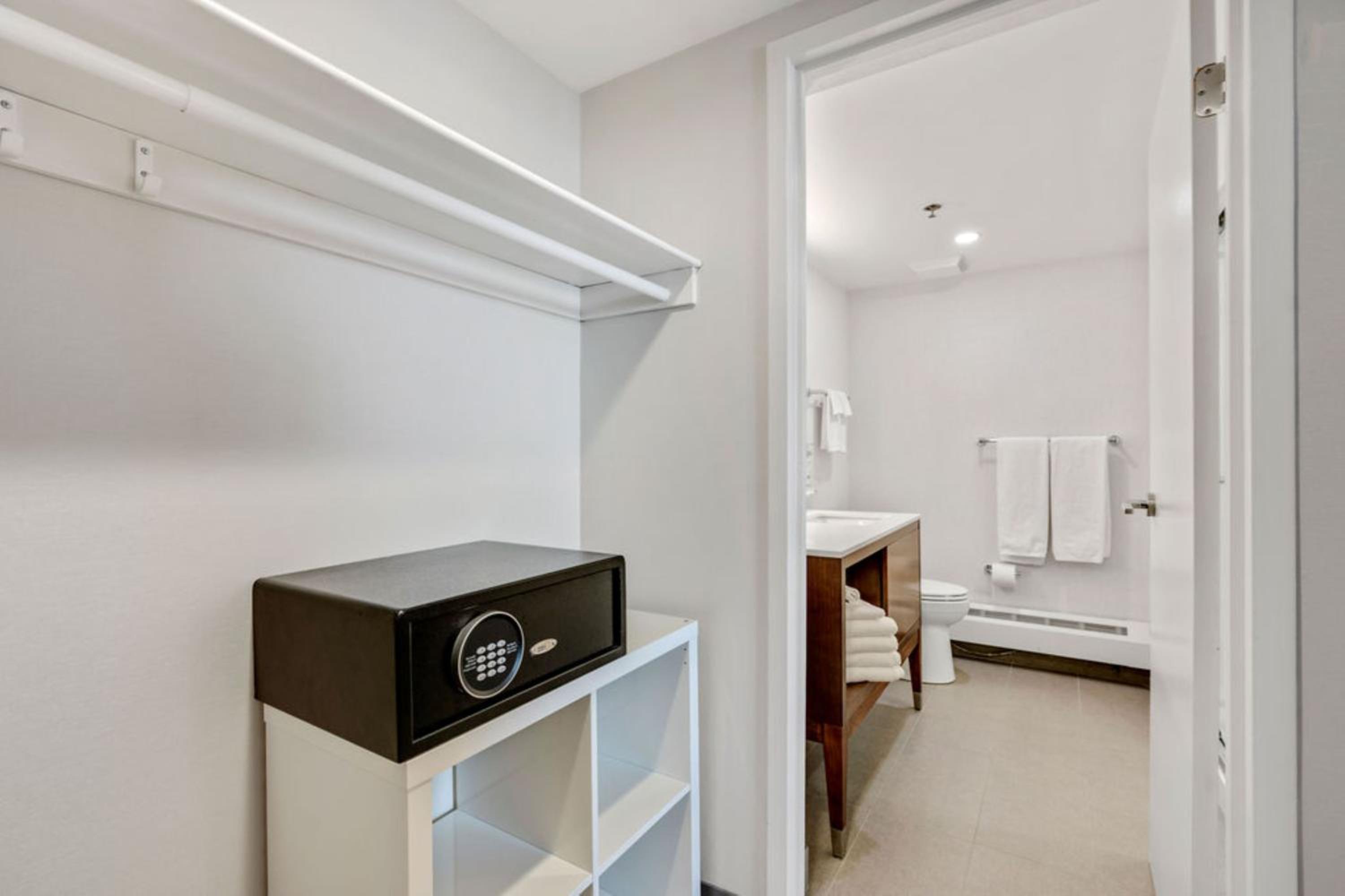 Corner King Suite with Sofa Bed - Photo 12