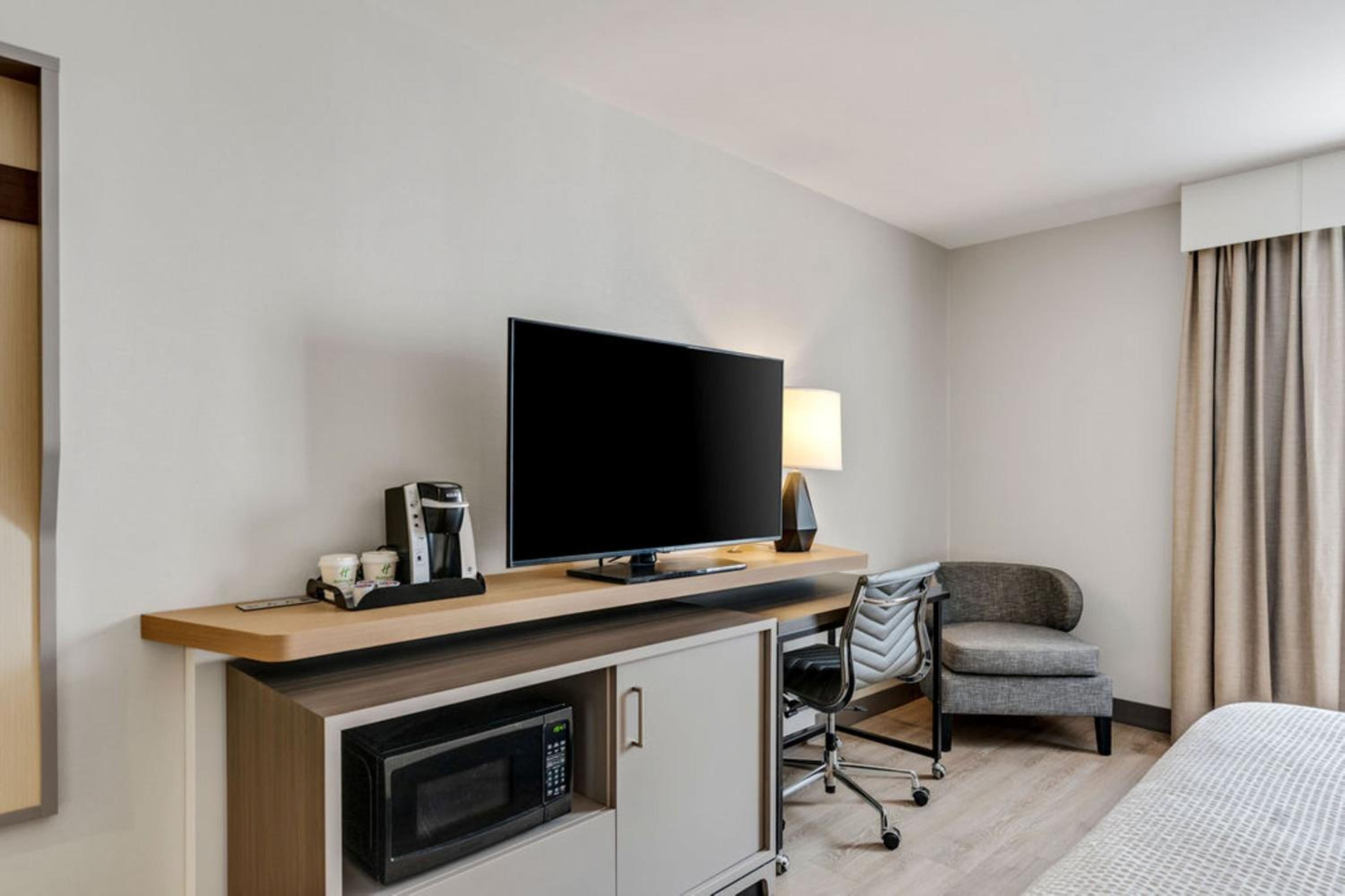 King Room with Accessible Tub - Mobility Access