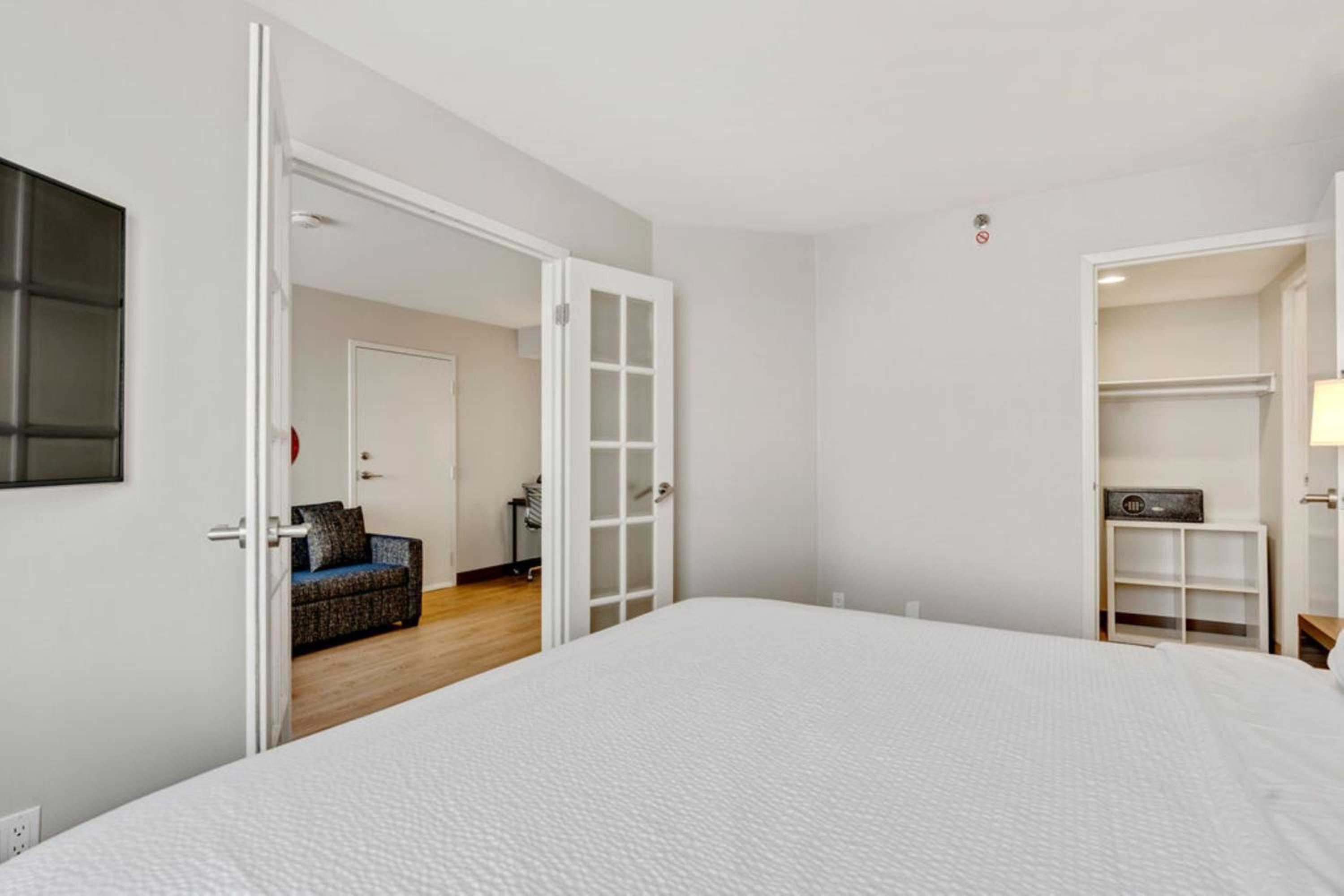 Corner King Suite with Sofa Bed - Photo 11