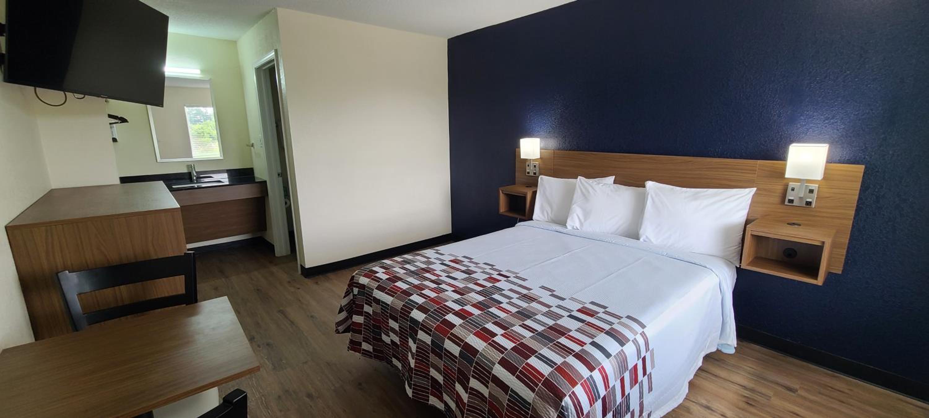 Deluxe Queen Room Disability Access Non-Smoking