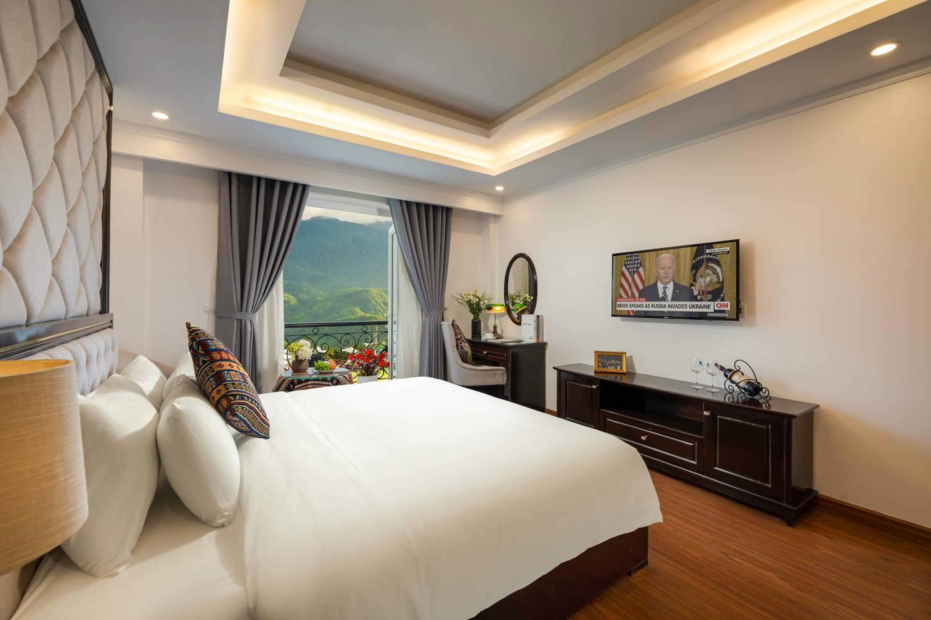 Deluxe Double Room with Balcony photo 2