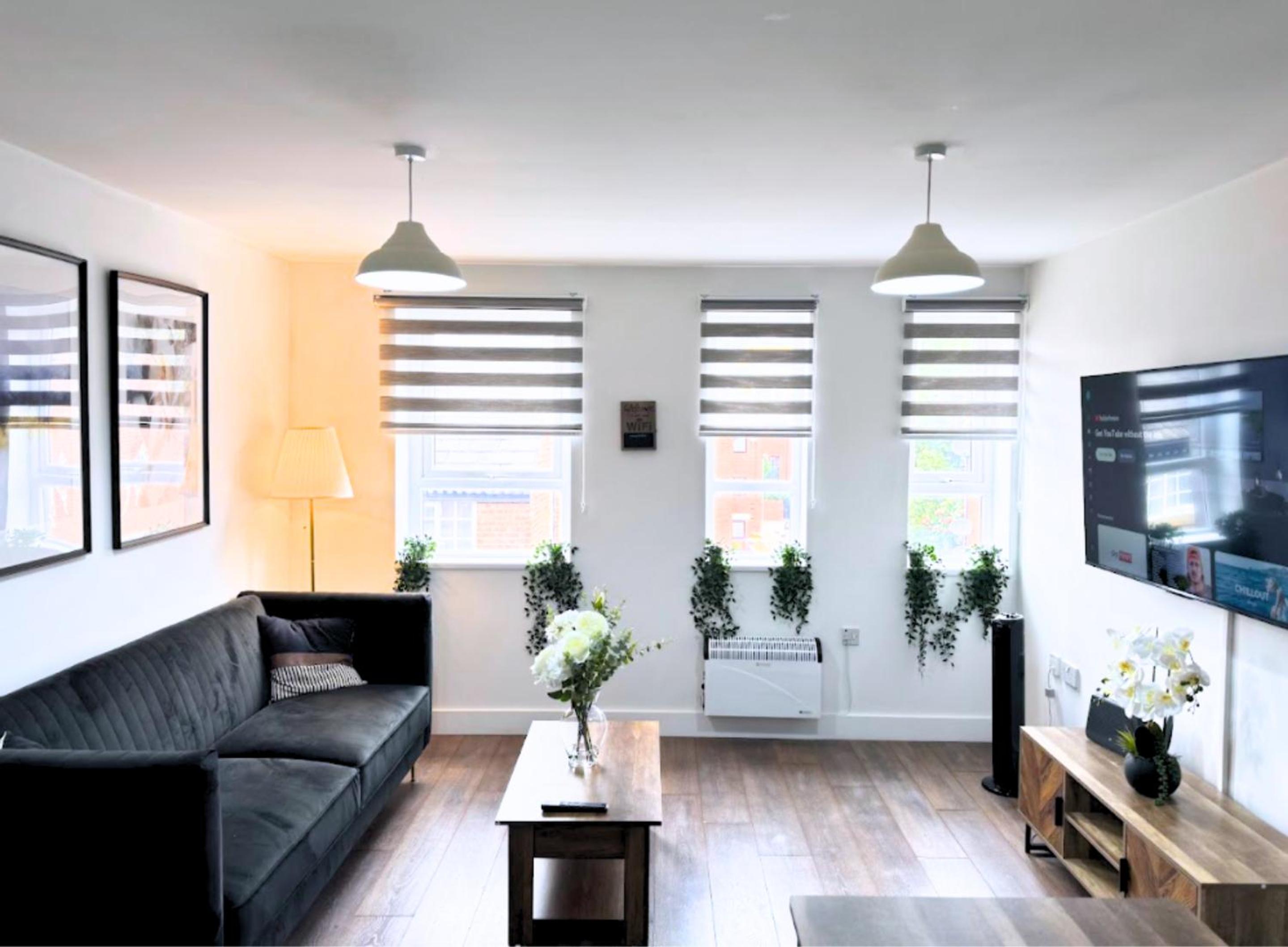 Deluxe One-Bedroom Apartment with City View - Photo 1
