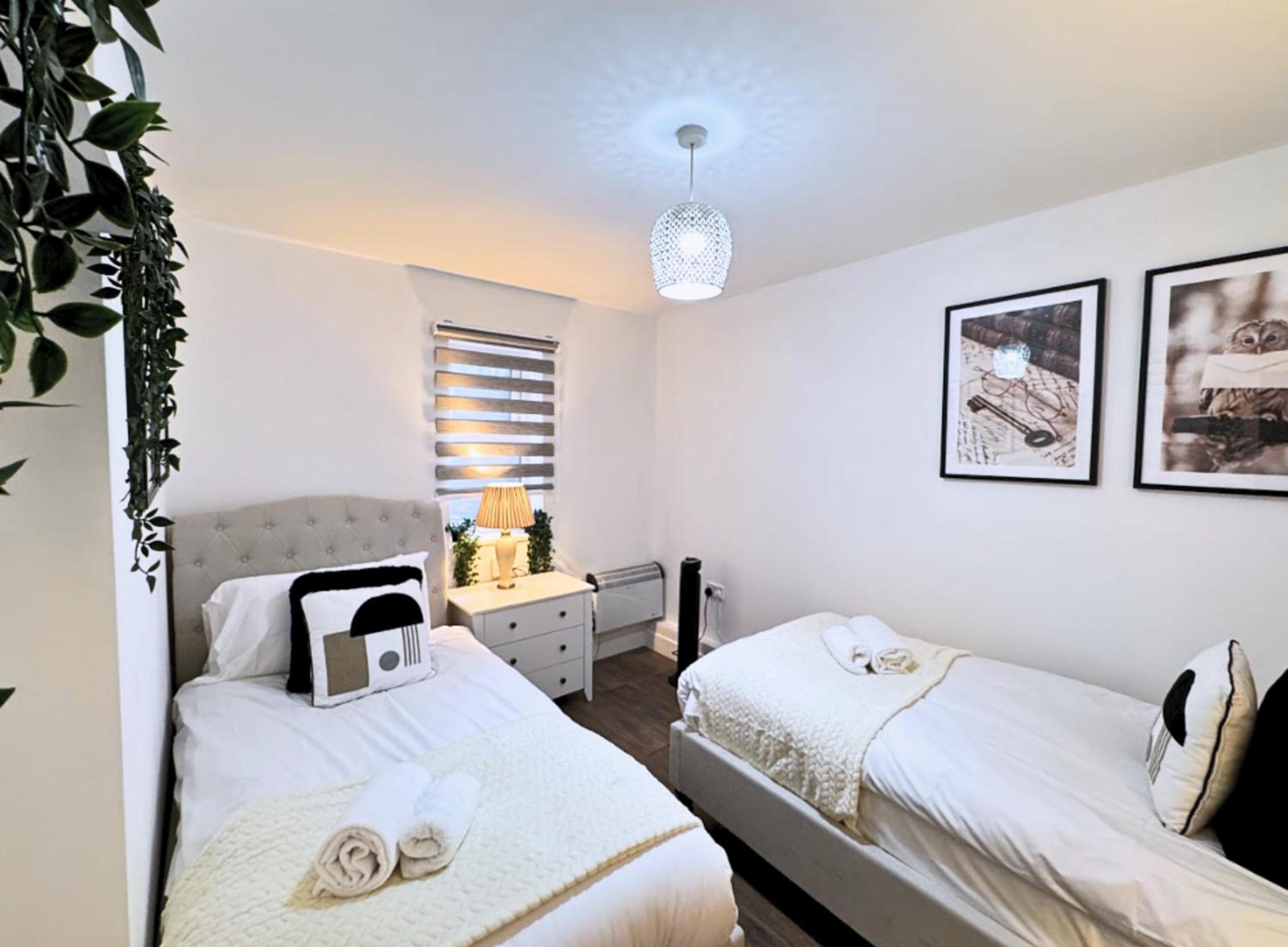 Deluxe One-Bedroom Apartment with City View - Photo 3