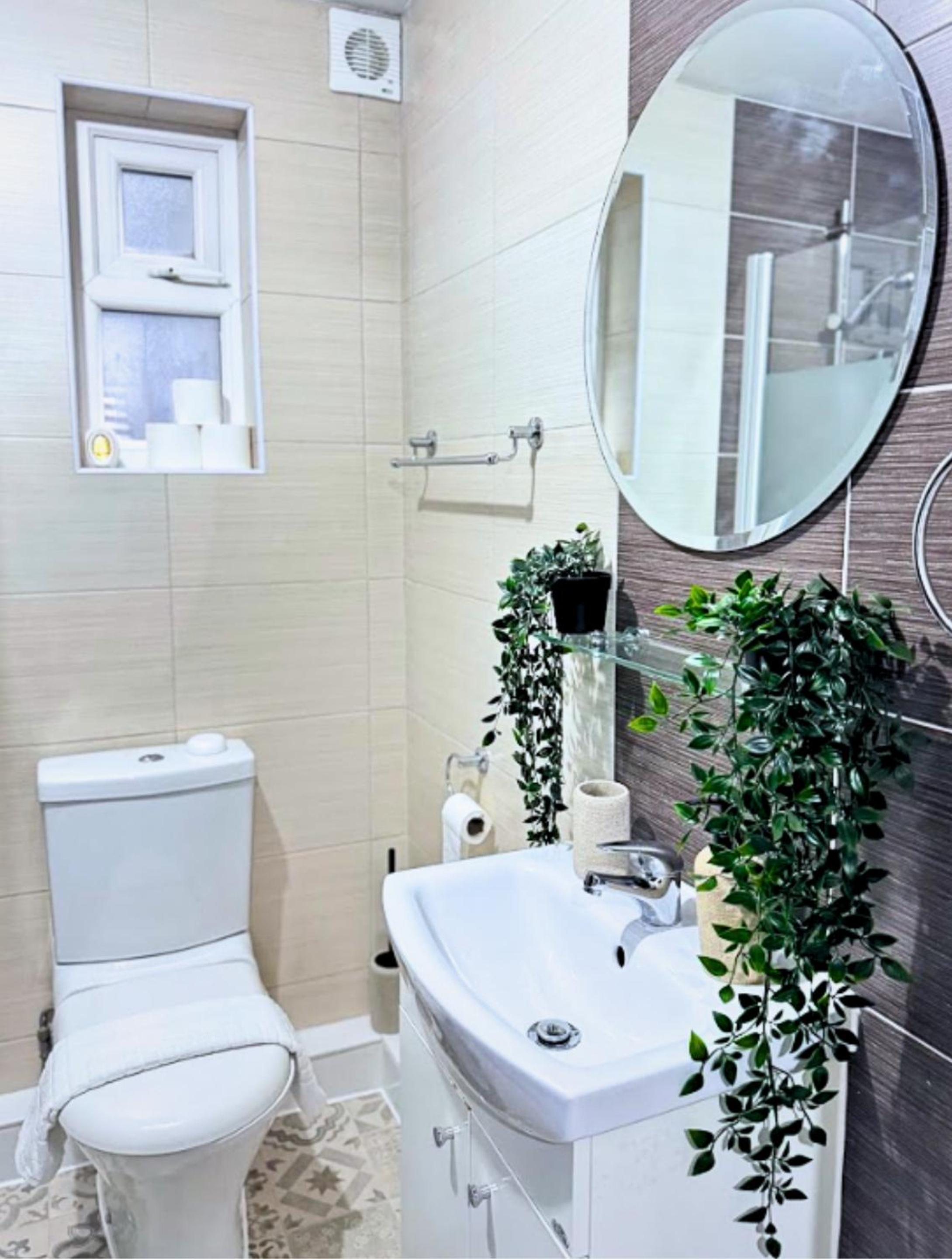 Deluxe One-Bedroom Apartment with City View - Photo 4
