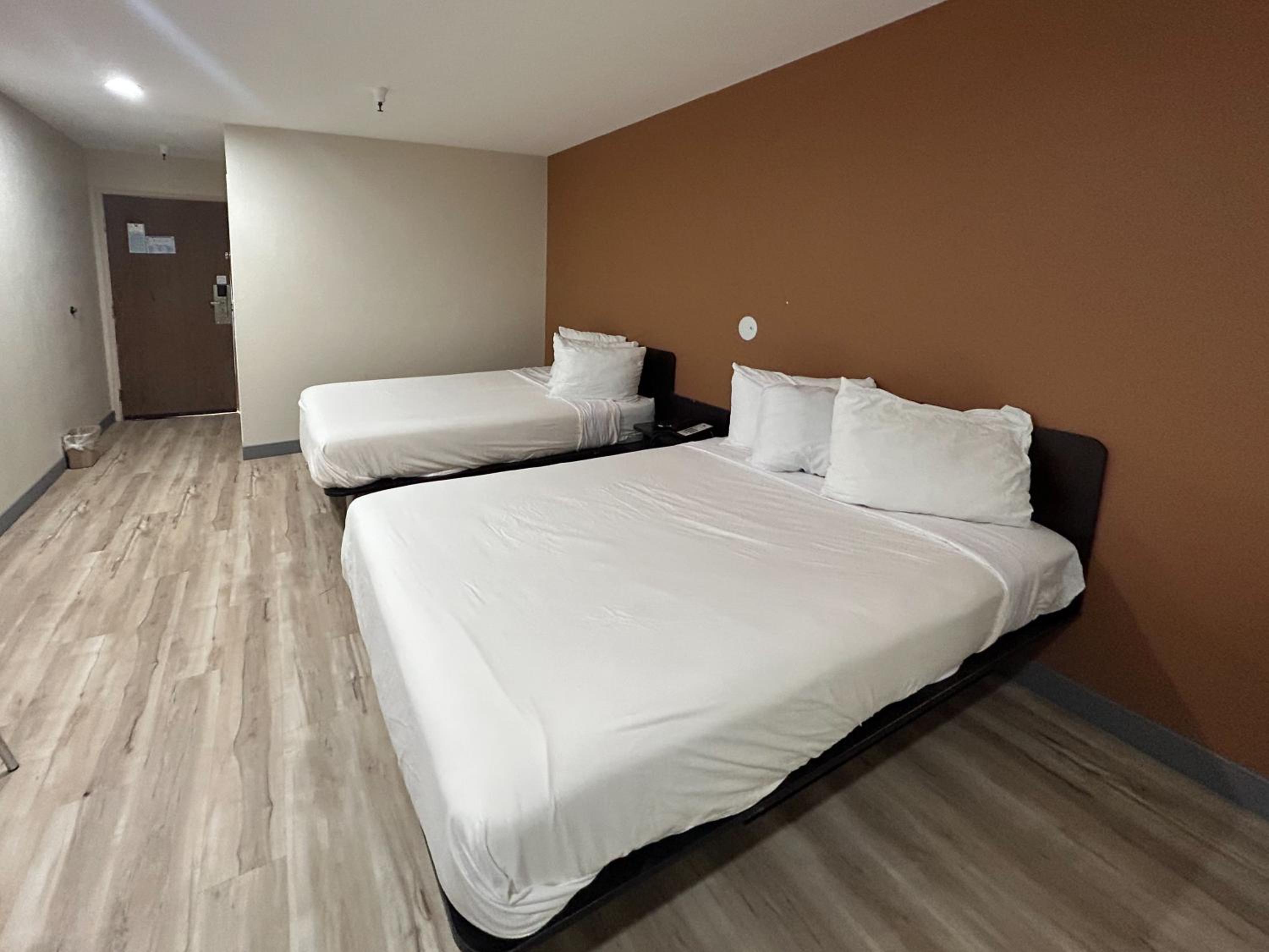 Quadruple Room - Non-Smoking - Photo 1