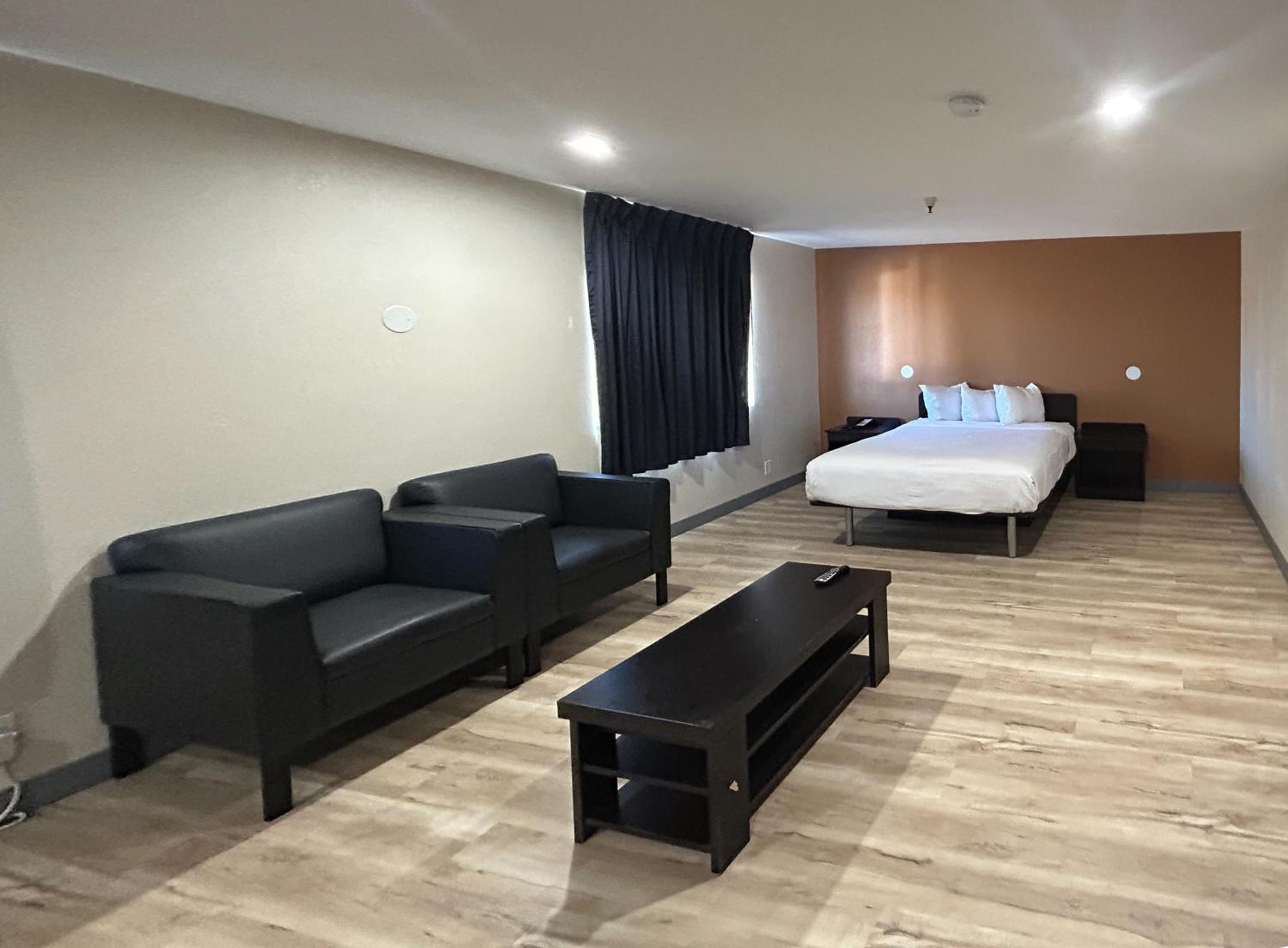 Queen Suite - Non-Smoking - Photo 3