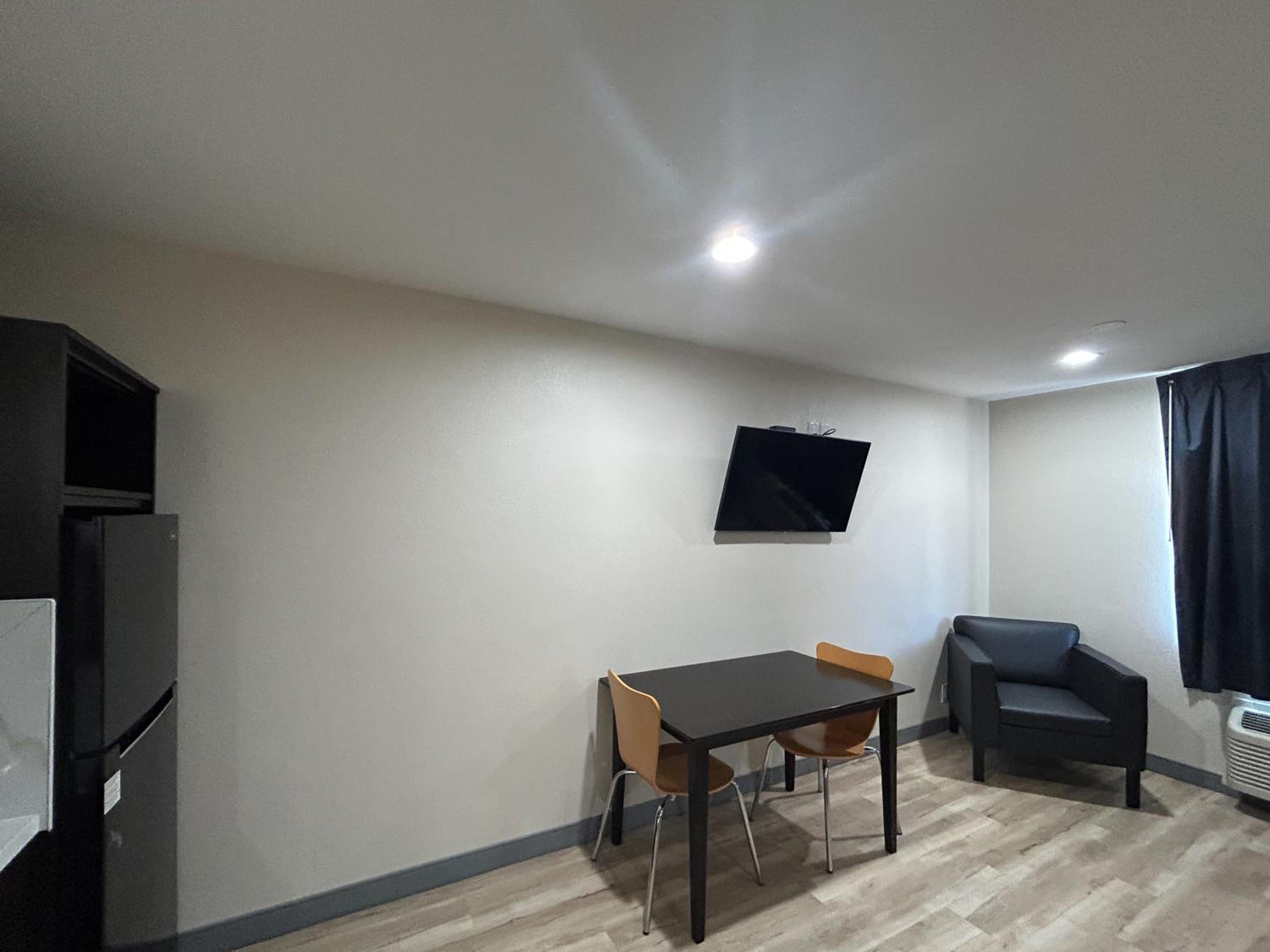 Queen Suite - Non-Smoking - Photo 9