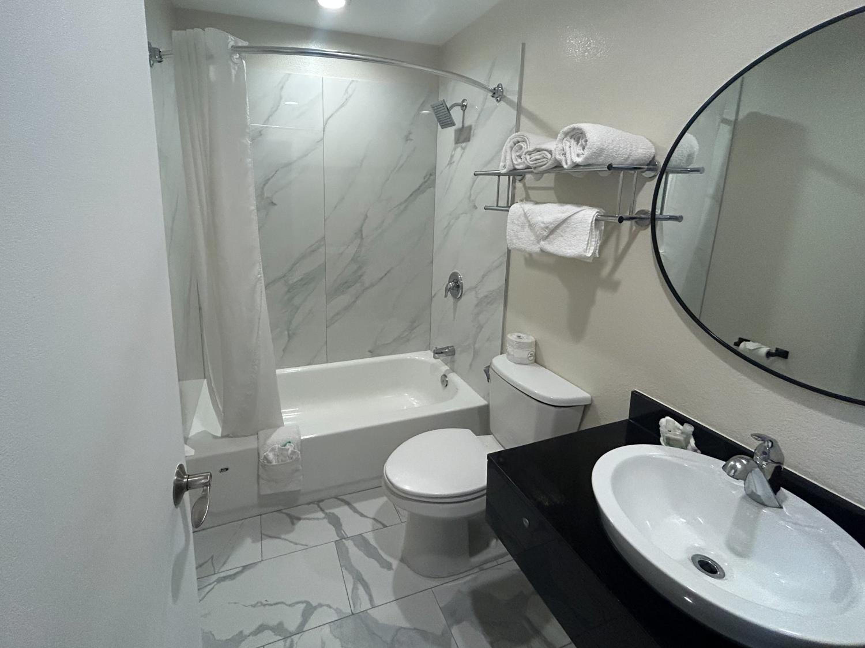 Queen Suite - Non-Smoking - Photo 8