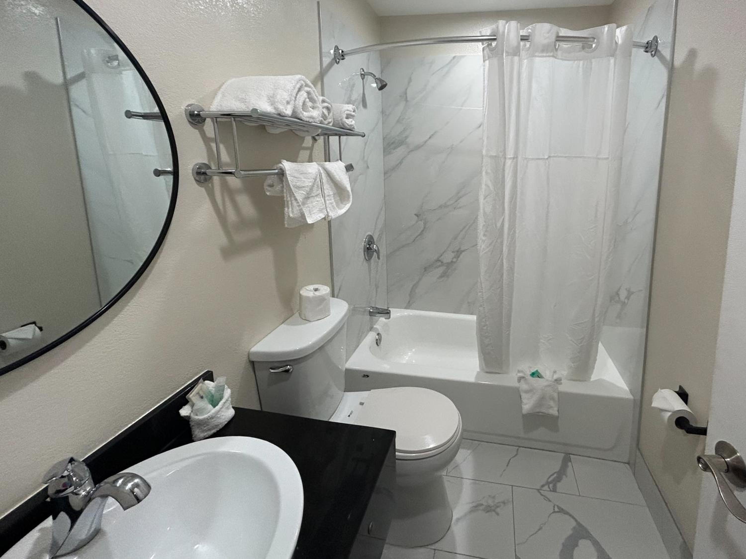 Queen Suite - Non-Smoking - Photo 10