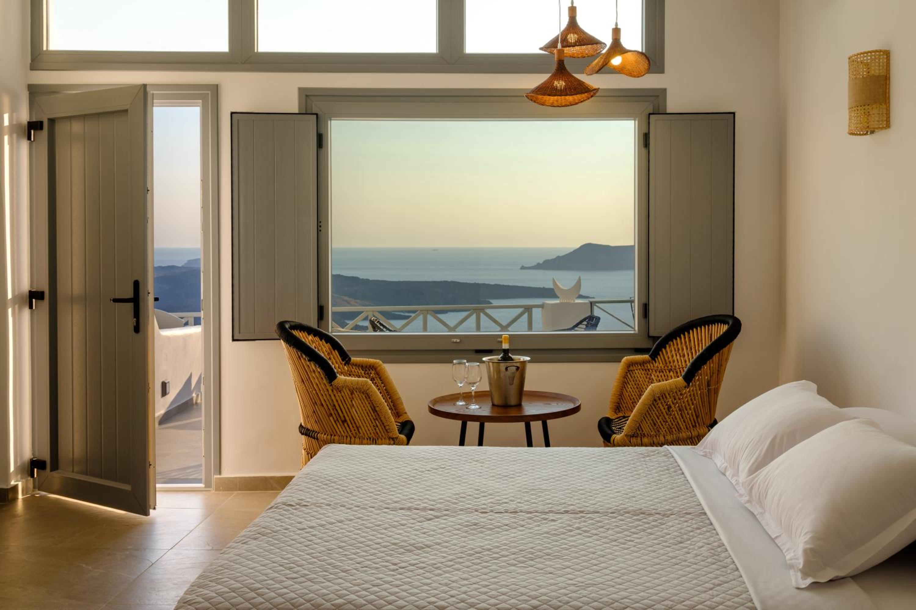 Deluxe Suite with Outdoor Hot Tub and Caldera View 
