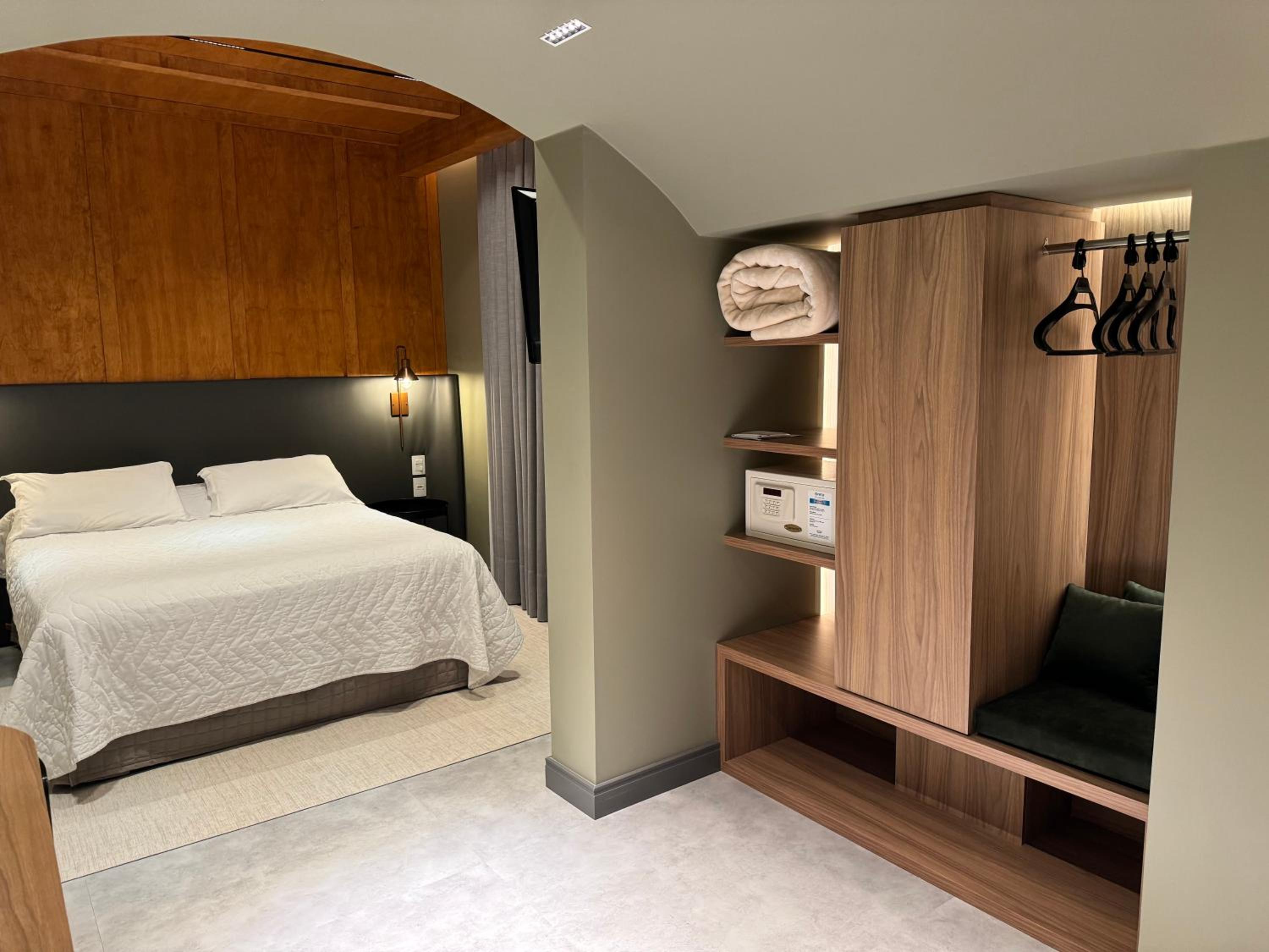 Deluxe Suite with Spa Bath