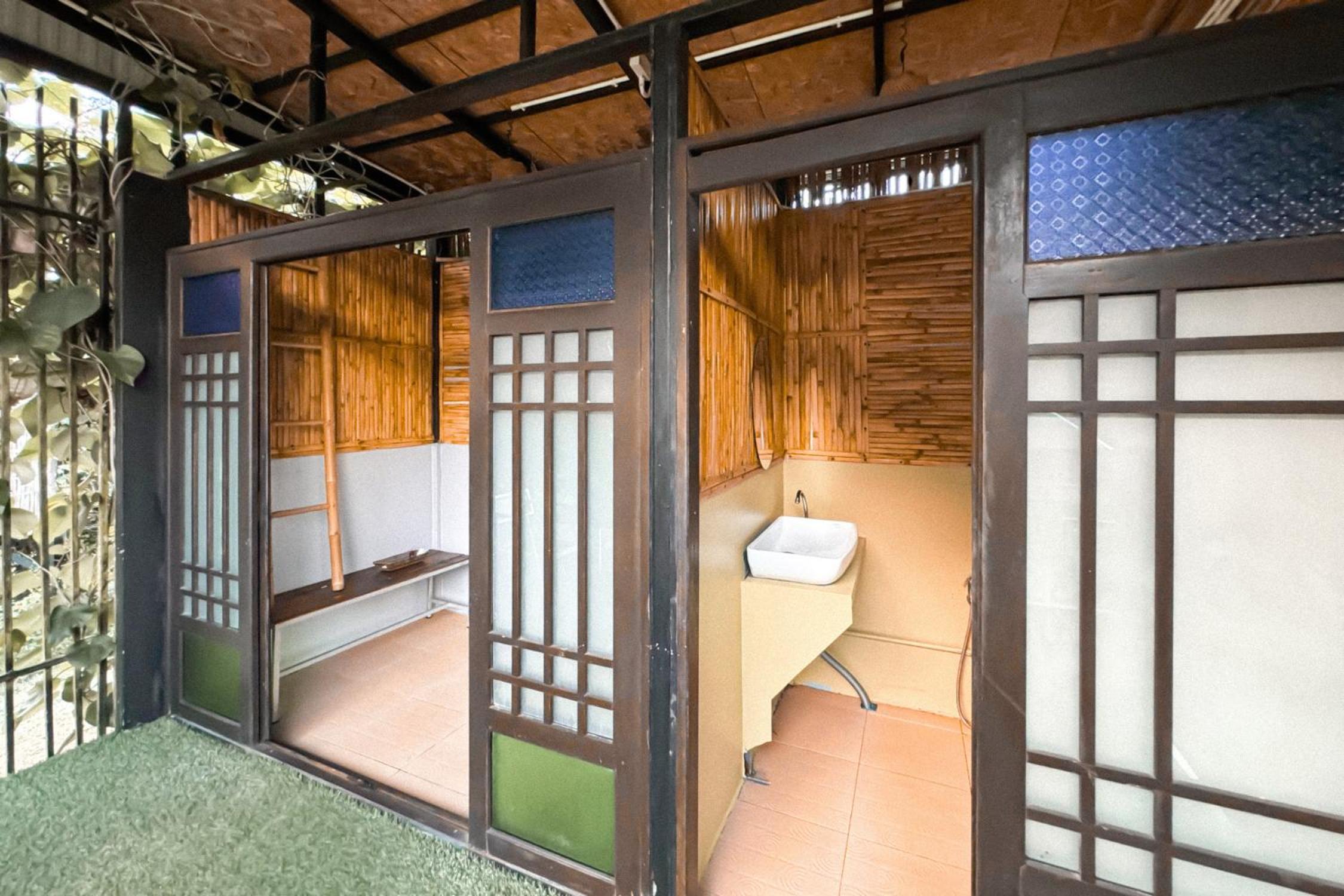 Double Room with Balcony - Photo 10