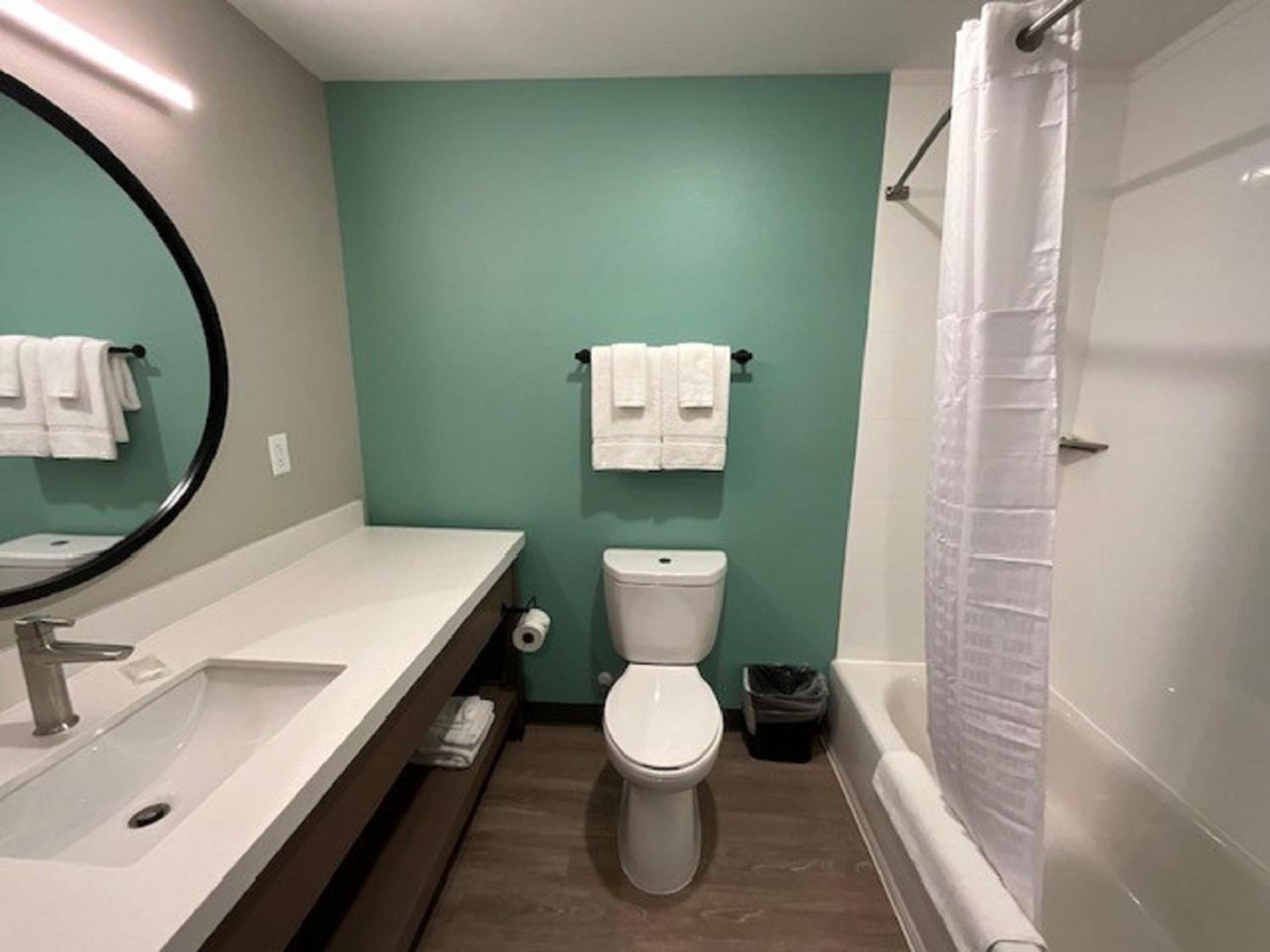 Queen Suite - Non-Smoking - Photo 2