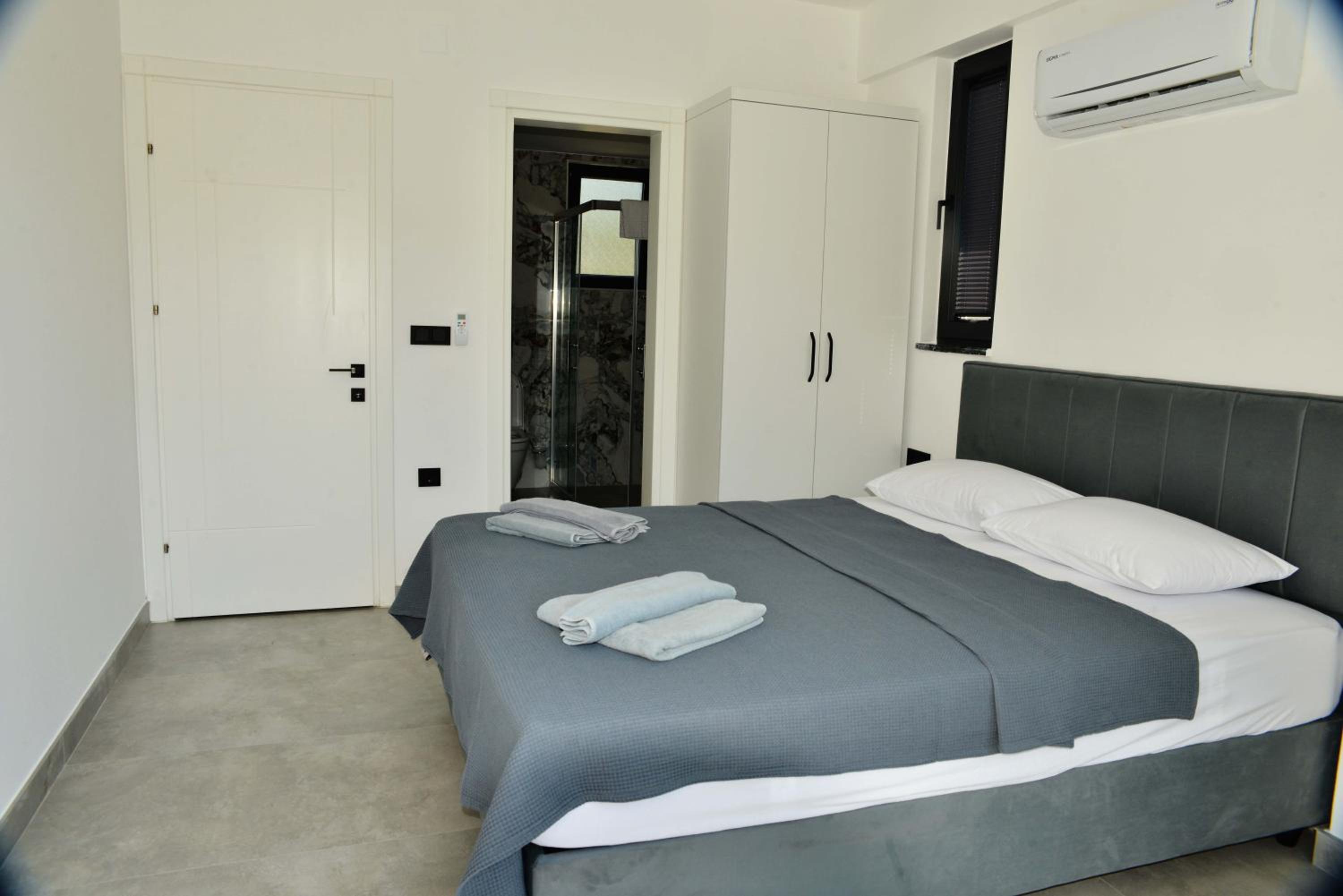 Three-Bedroom Villa photo 2