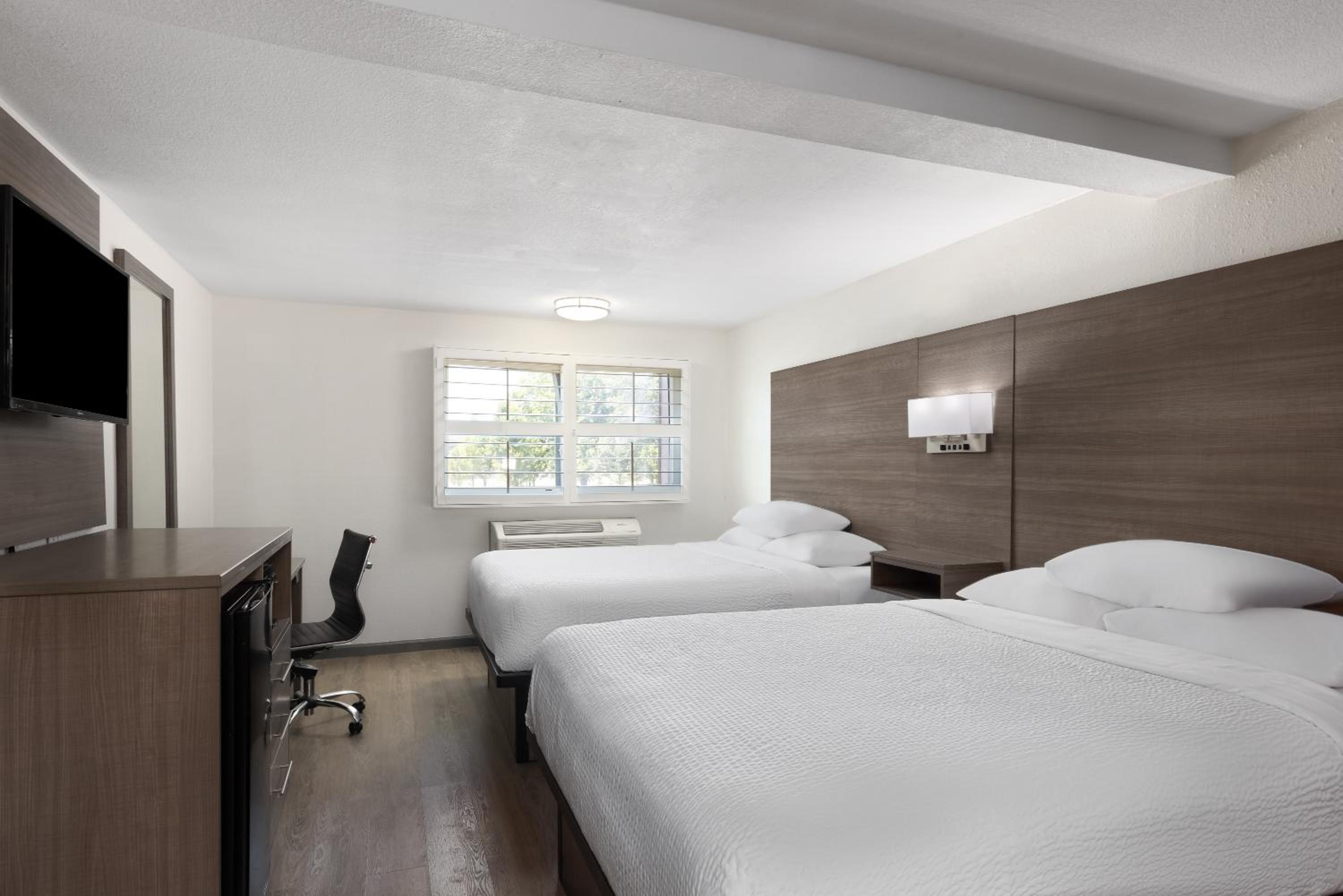 Queen Room with Two Queen Beds - Non-Smoking - Photo 2