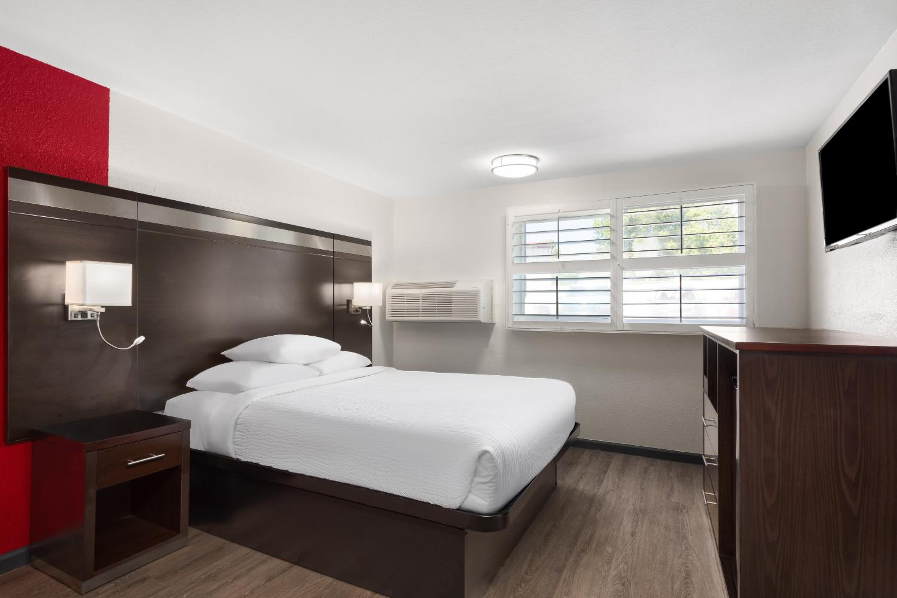 Queen Room with Bathtub w/Grab Bars - Mobility/Hearing Accessible - Non-Smoking photo 3