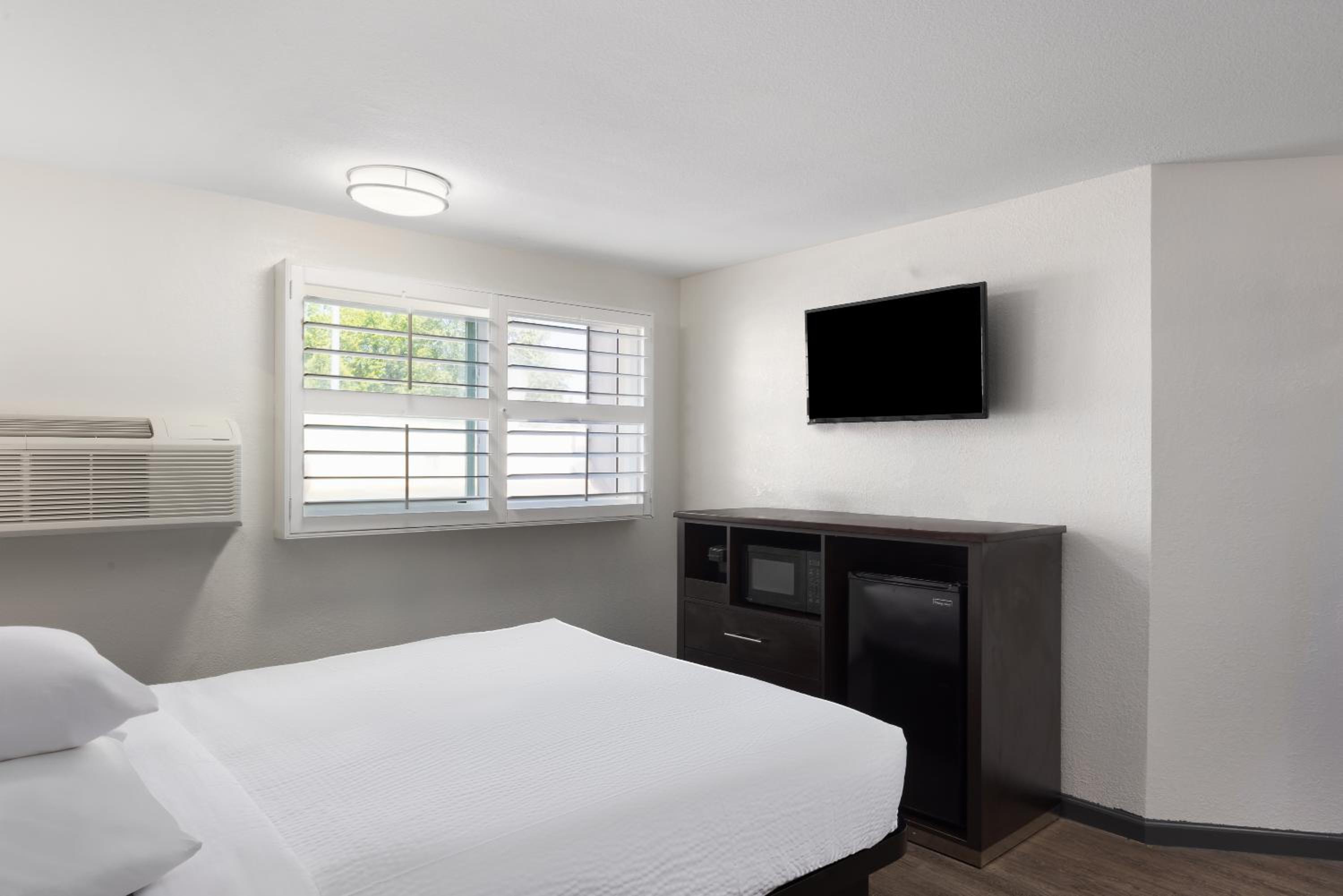 Queen Room with Bathtub w/Grab Bars - Mobility/Hearing Accessible - Non-Smoking photo 2