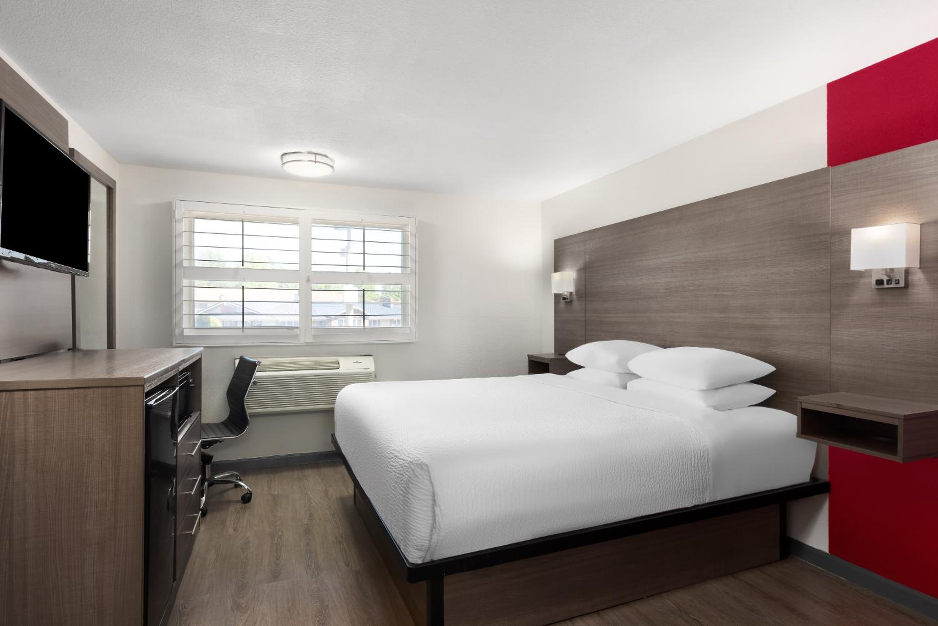King Room - Non-Smoking - Photo 1