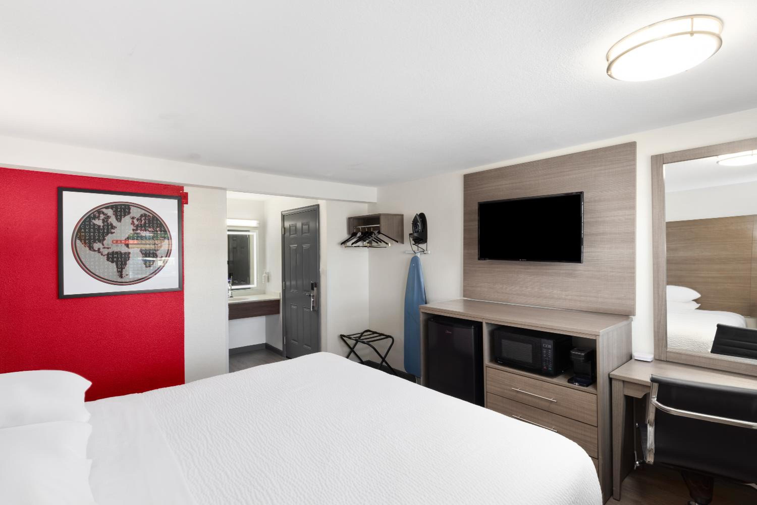 King Room - Non-Smoking - Photo 2