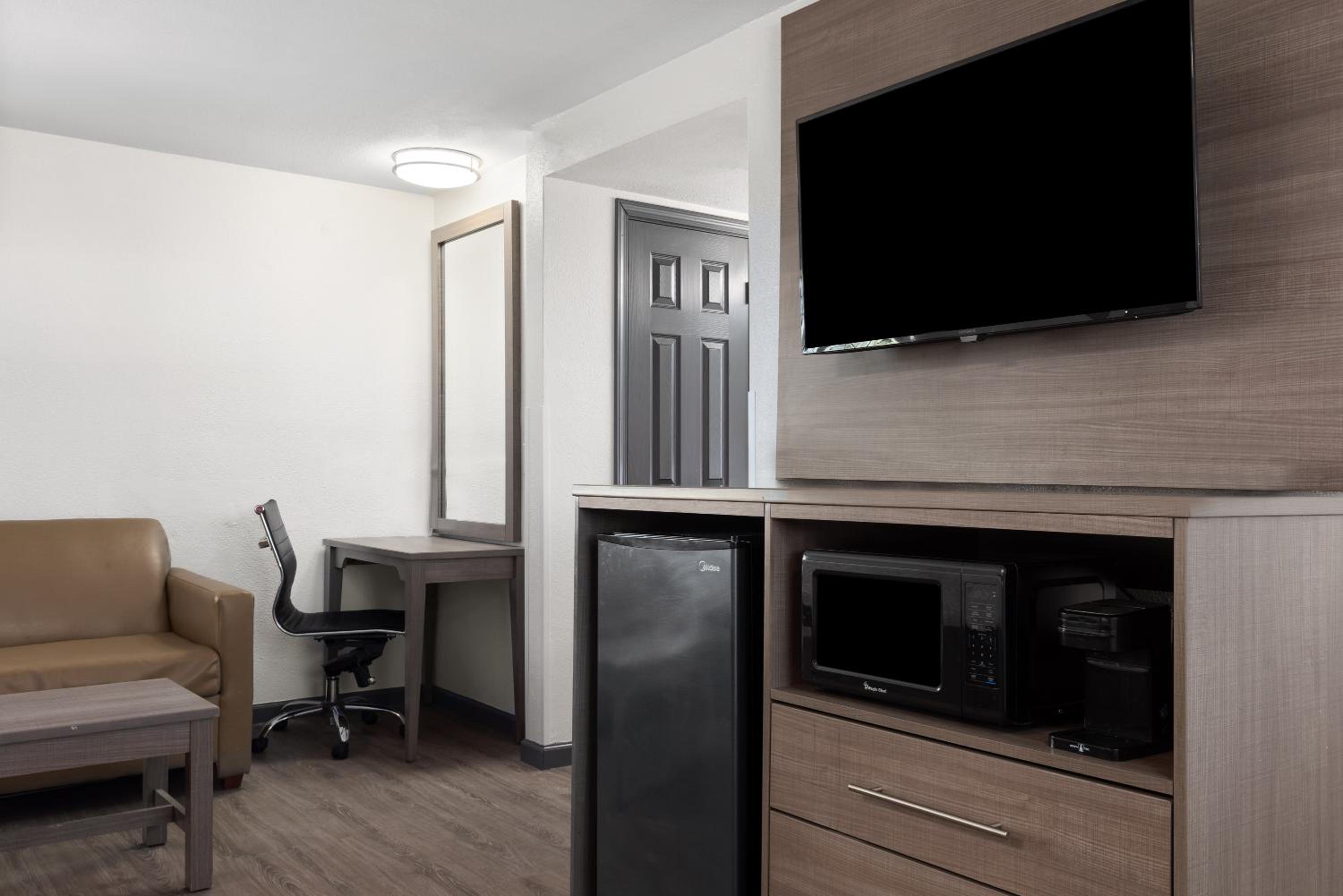 Suite with Two King Beds - Non-Smoking - Photo 4