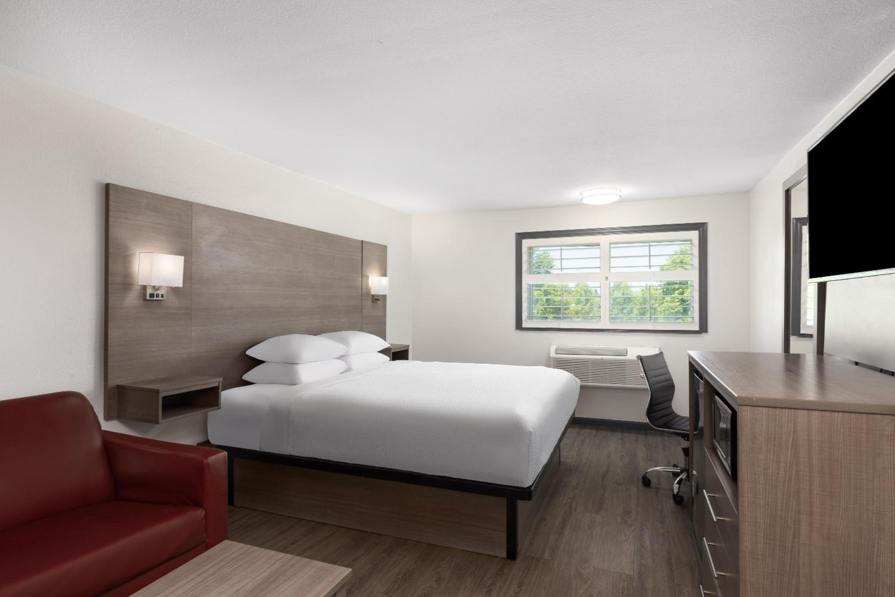 King Suite - Non-Smoking - Photo 3