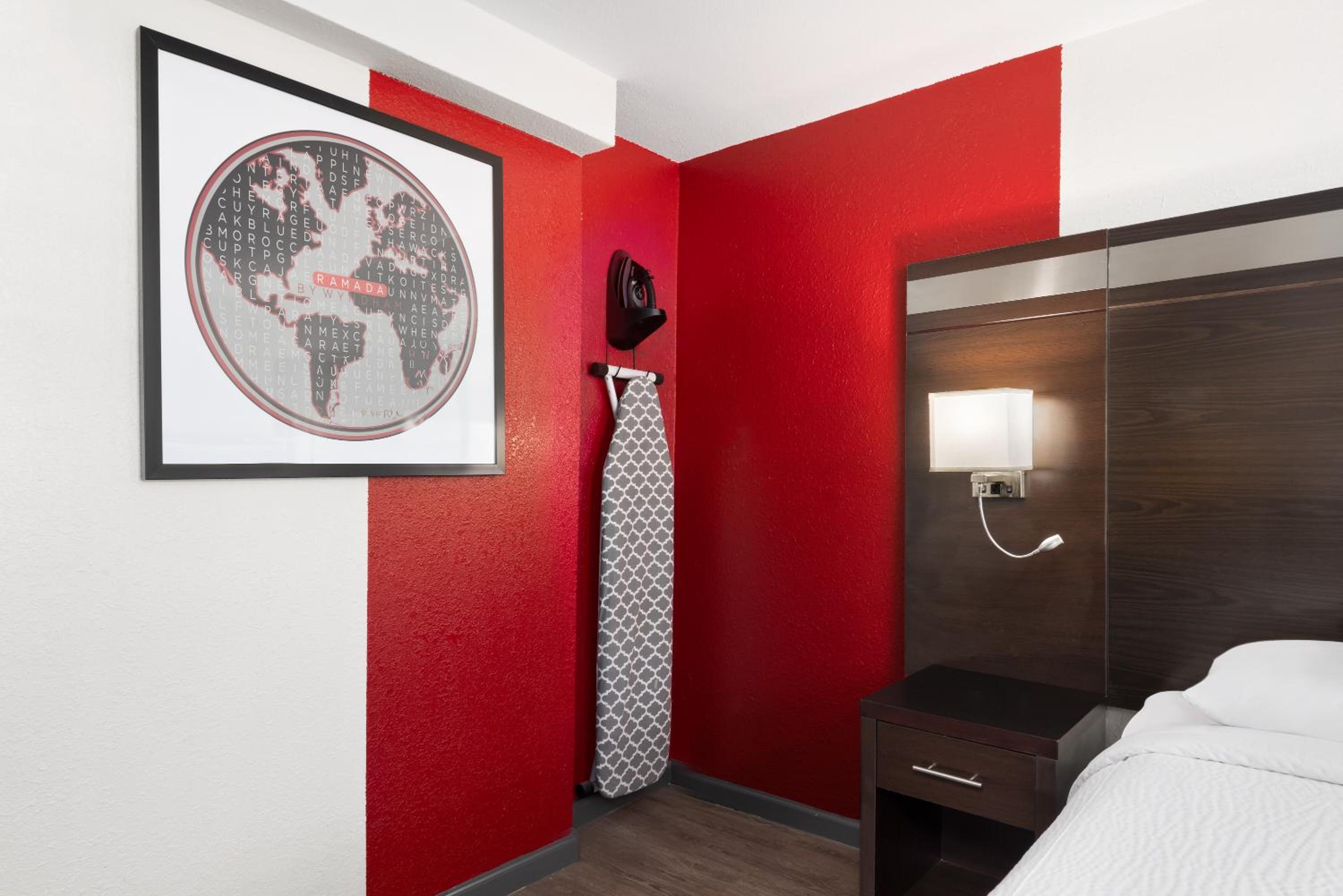 Queen Room with Bathtub w/Grab Bars - Mobility/Hearing Accessible - Non-Smoking photo 1