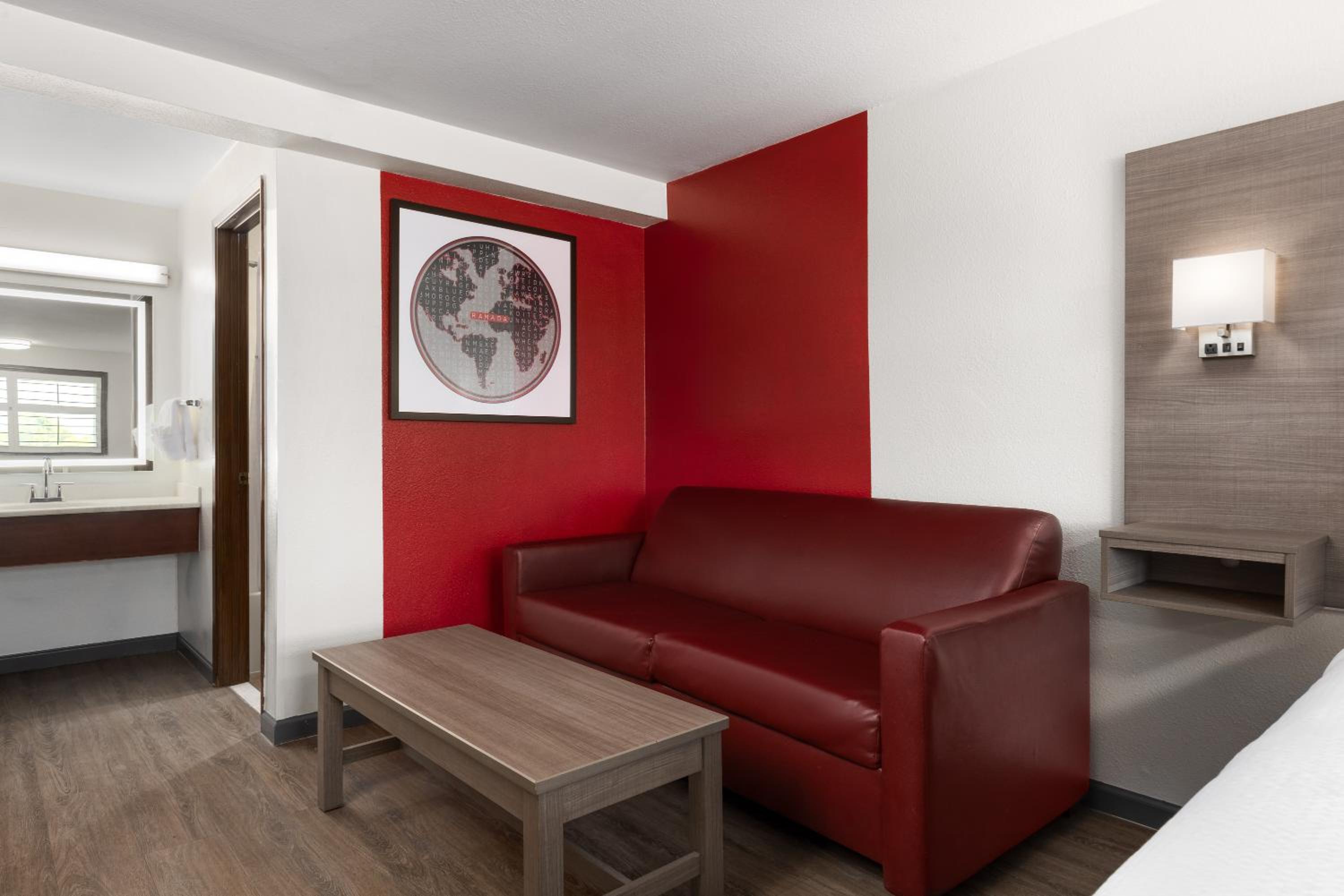 King Suite - Non-Smoking - Photo 5