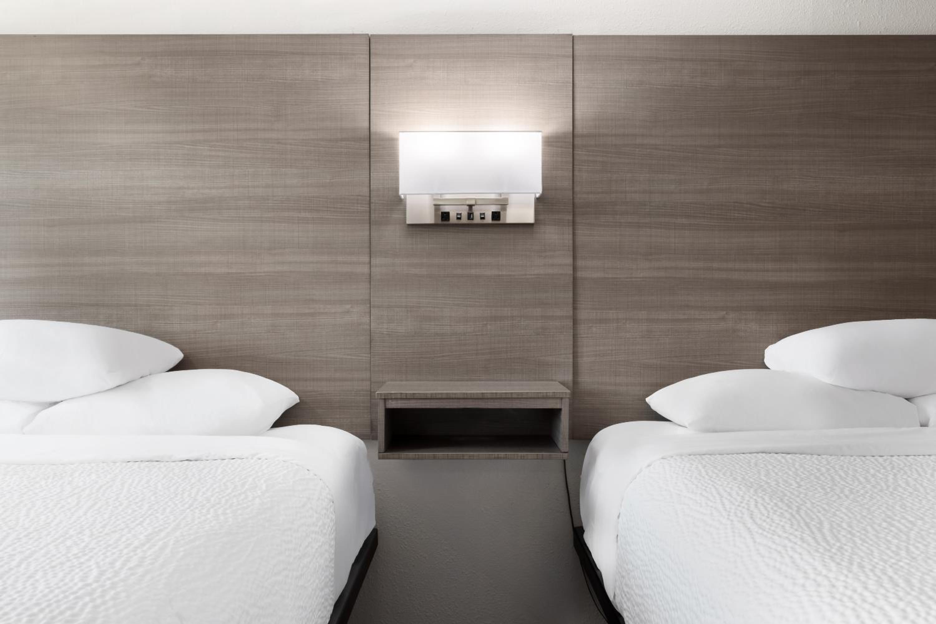 Queen Room with Two Queen Beds - Non-Smoking - Photo 3