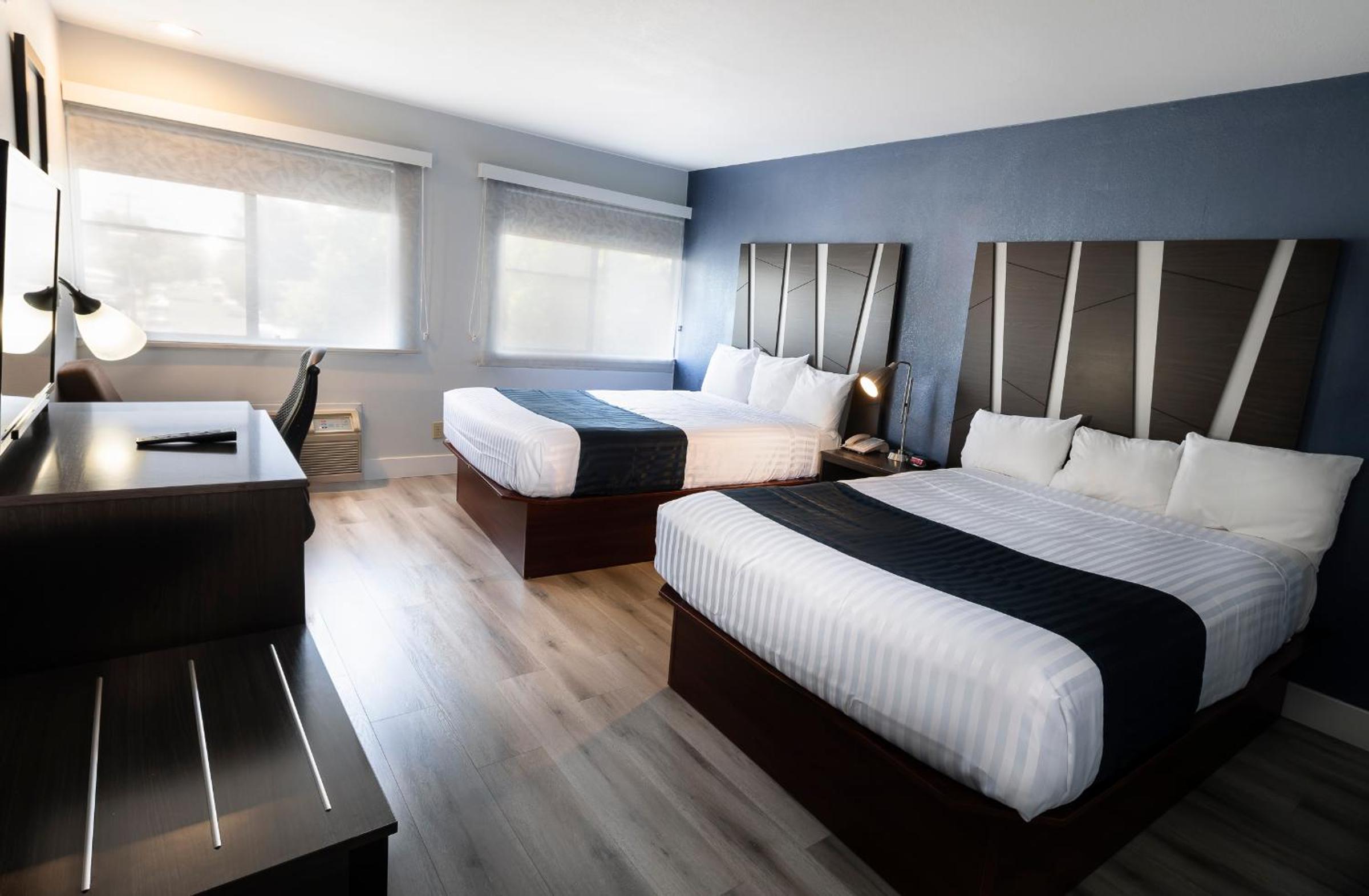 Queen Room with Two Queen Beds - Photo 5