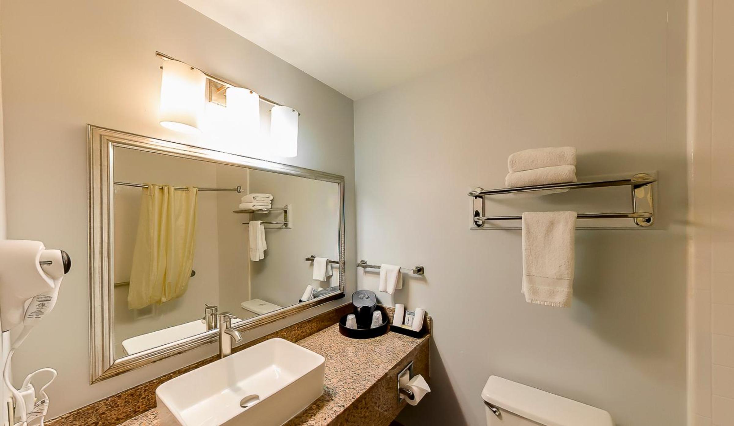 Queen Room with Two Queen Beds - Photo 8
