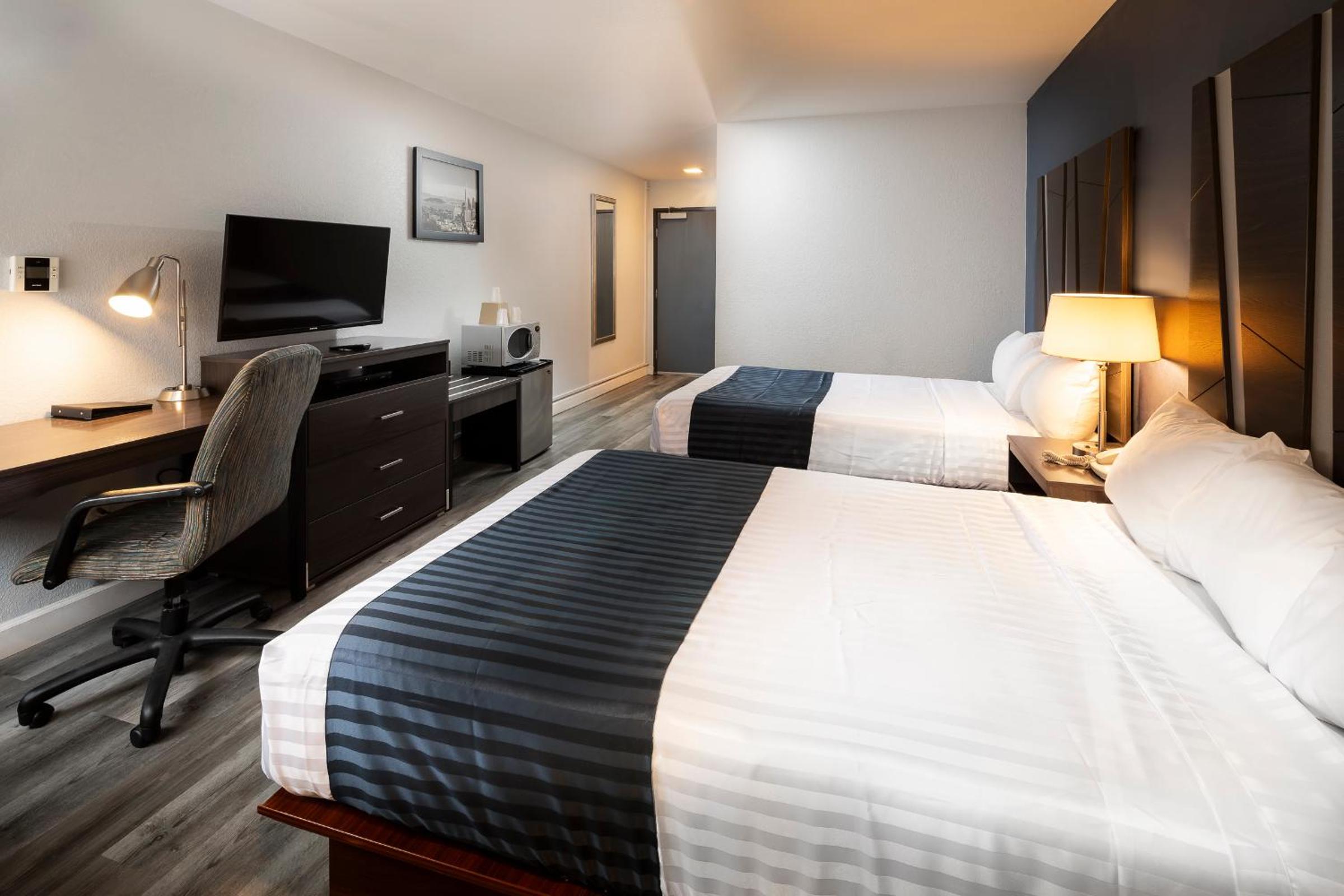 Queen Room with Two Queen Beds - Photo 9