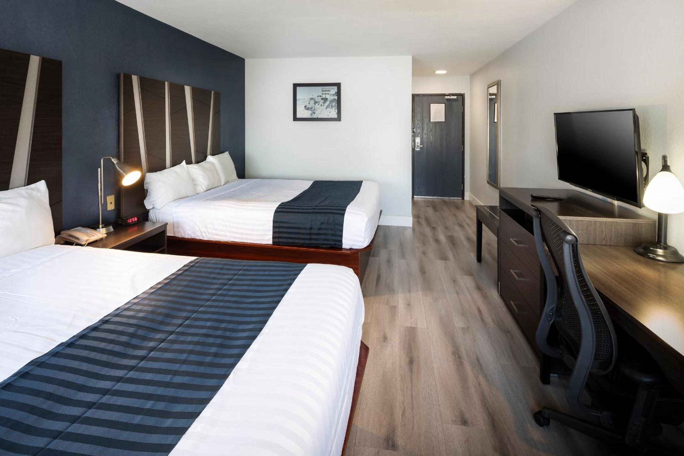 Queen Room with Two Queen Beds - Photo 6