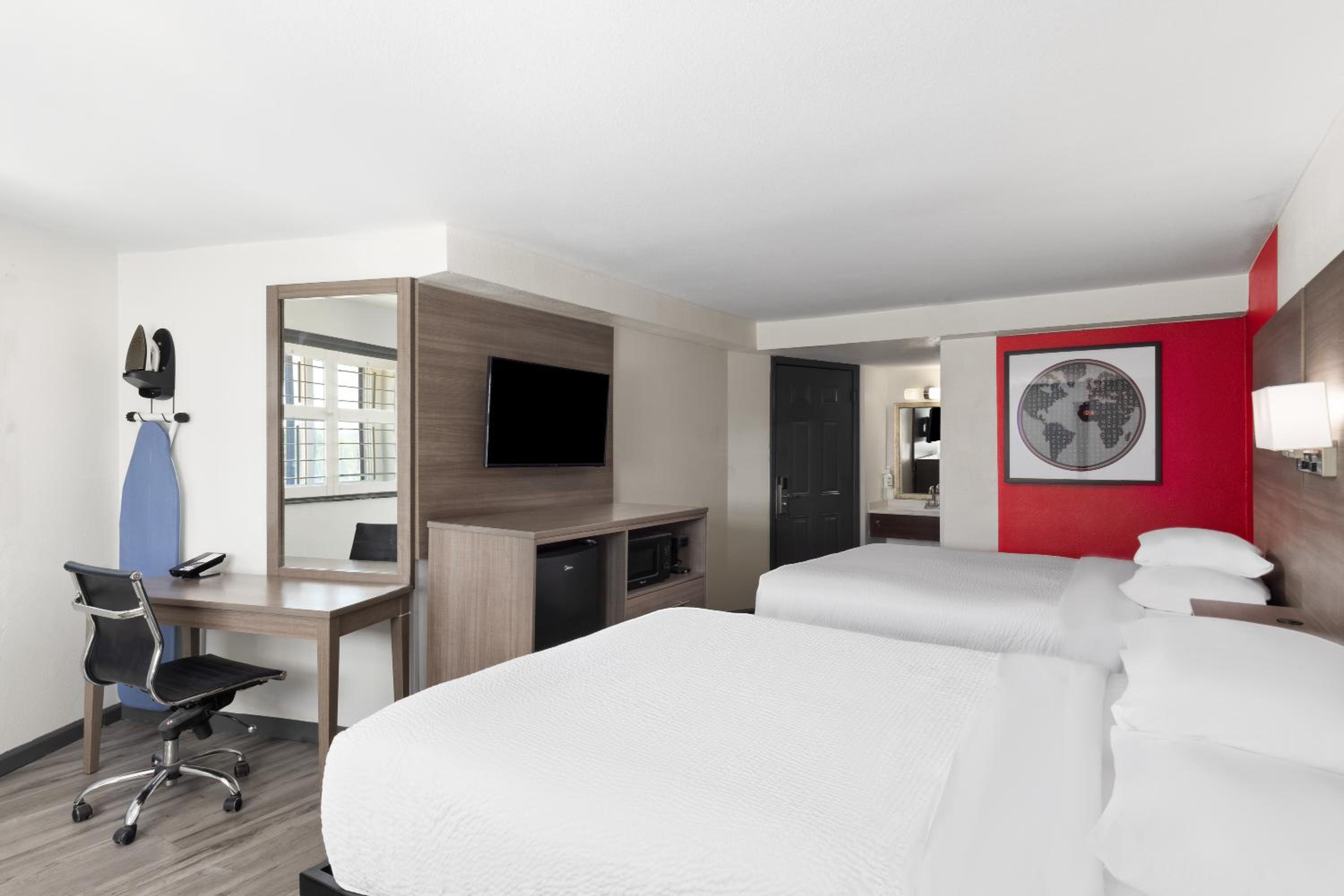Queen Room with Two Queen Beds - Non-Smoking - Photo 5
