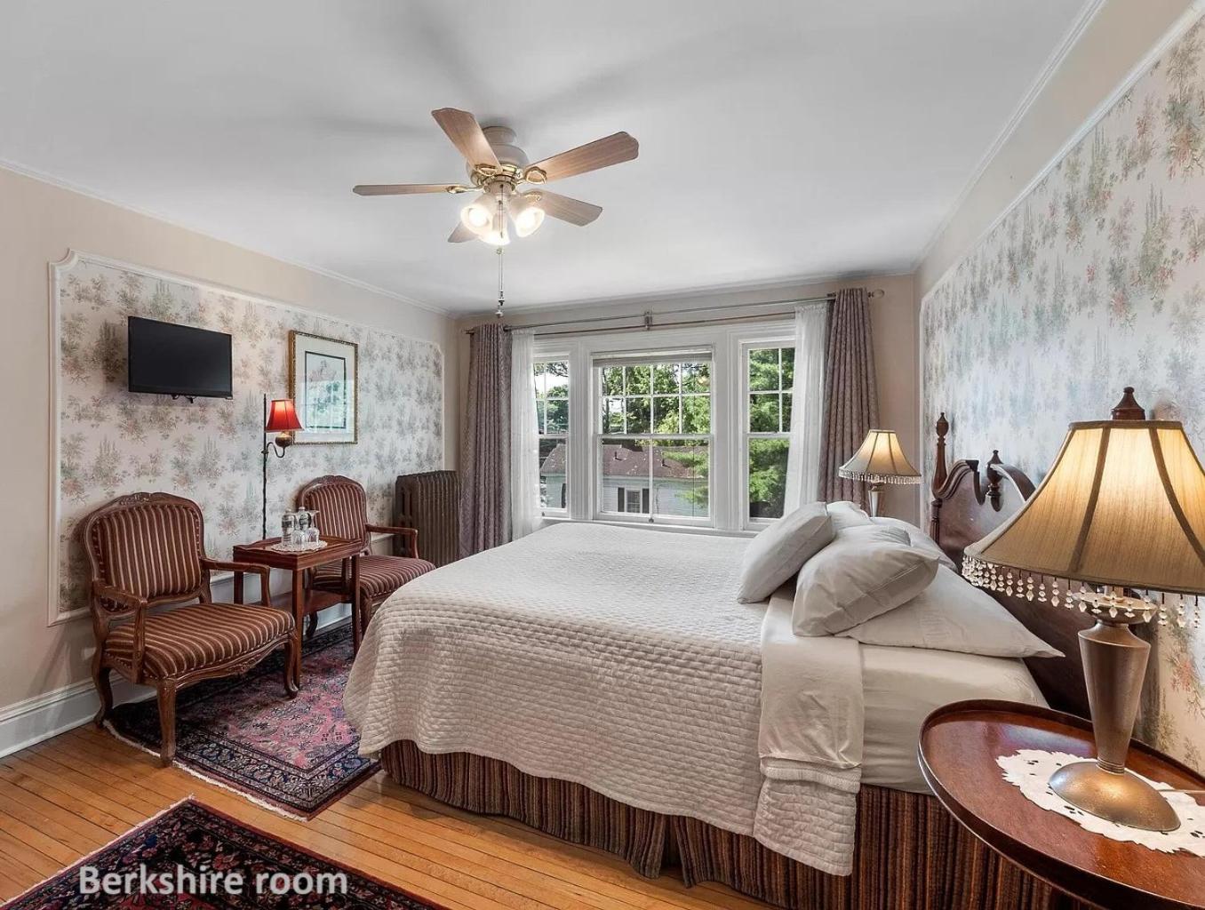Deluxe King Room photo 1