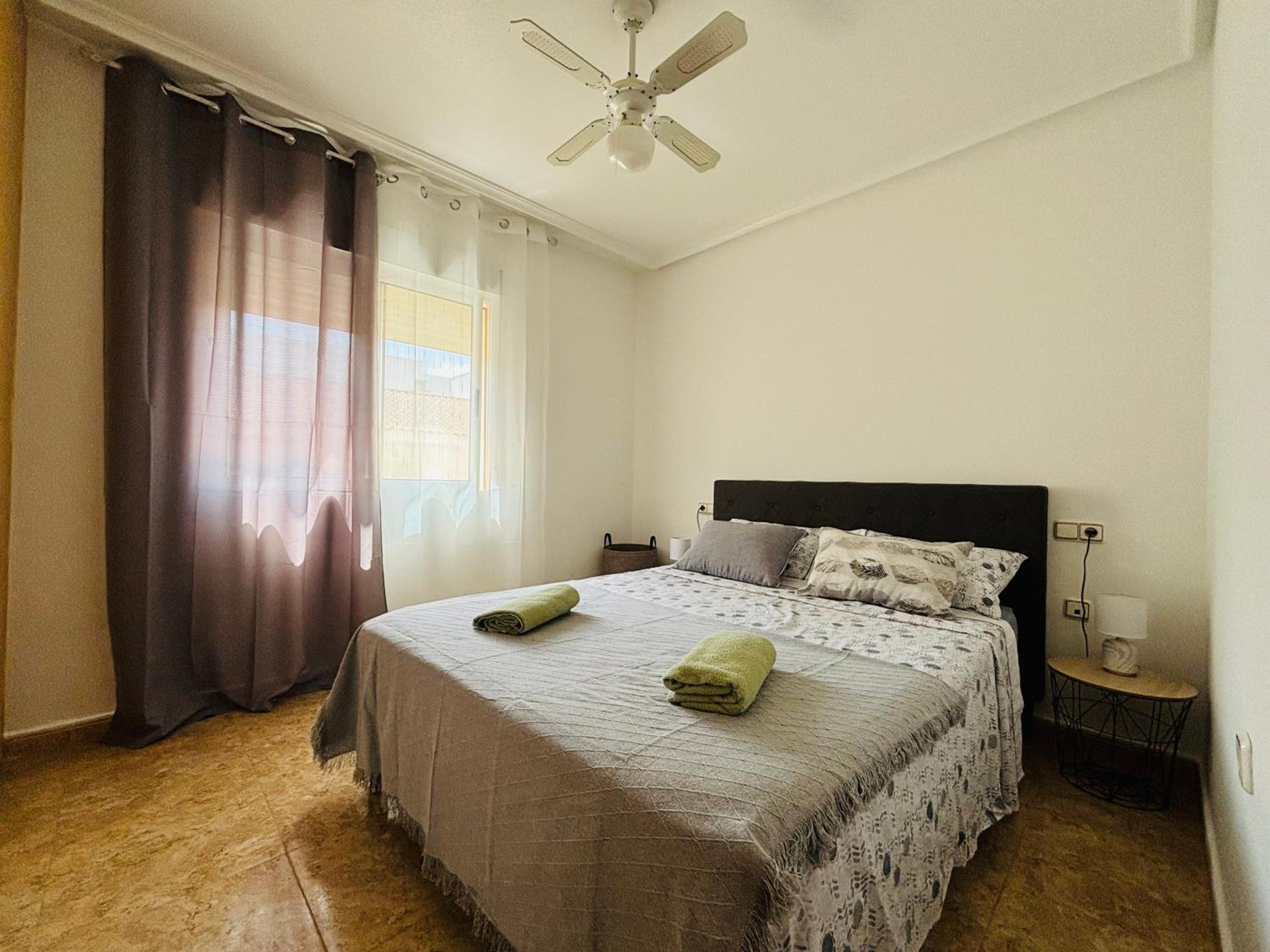 Apartamento de una habitación con balcón y vista a la ciudad