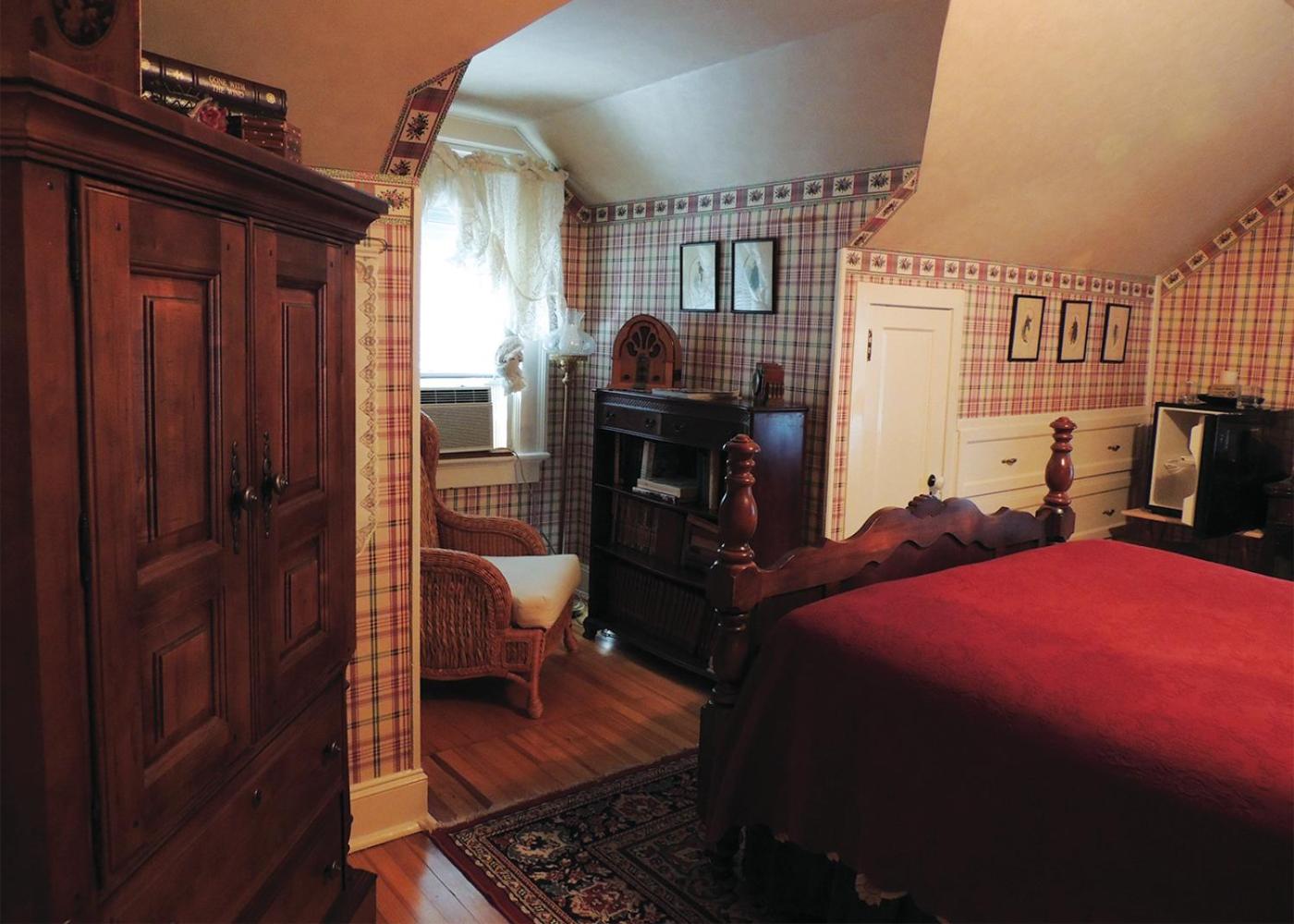 Deluxe King Suite - Photo 1