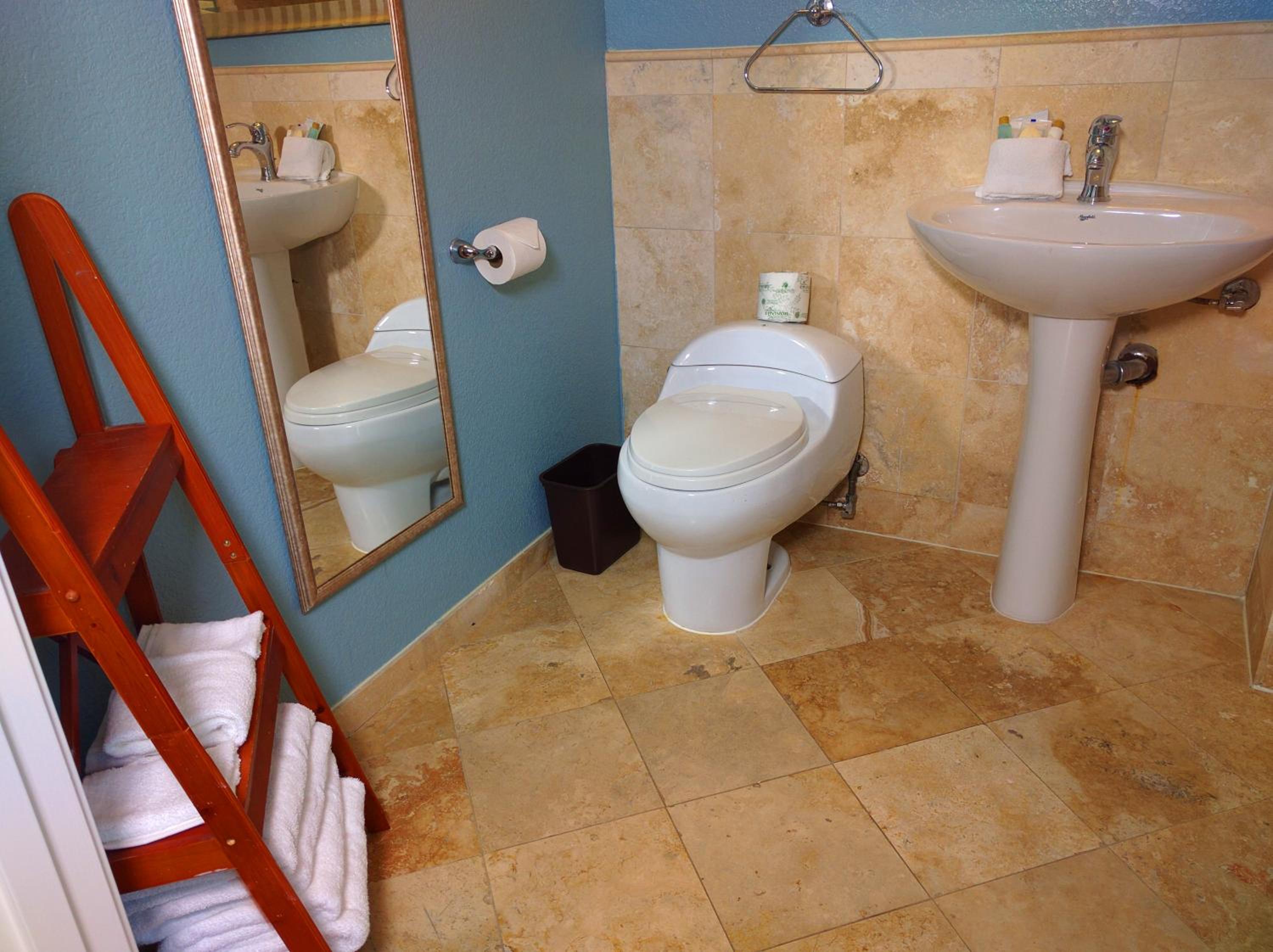 Deluxe King Room with Balcony - Photo 4