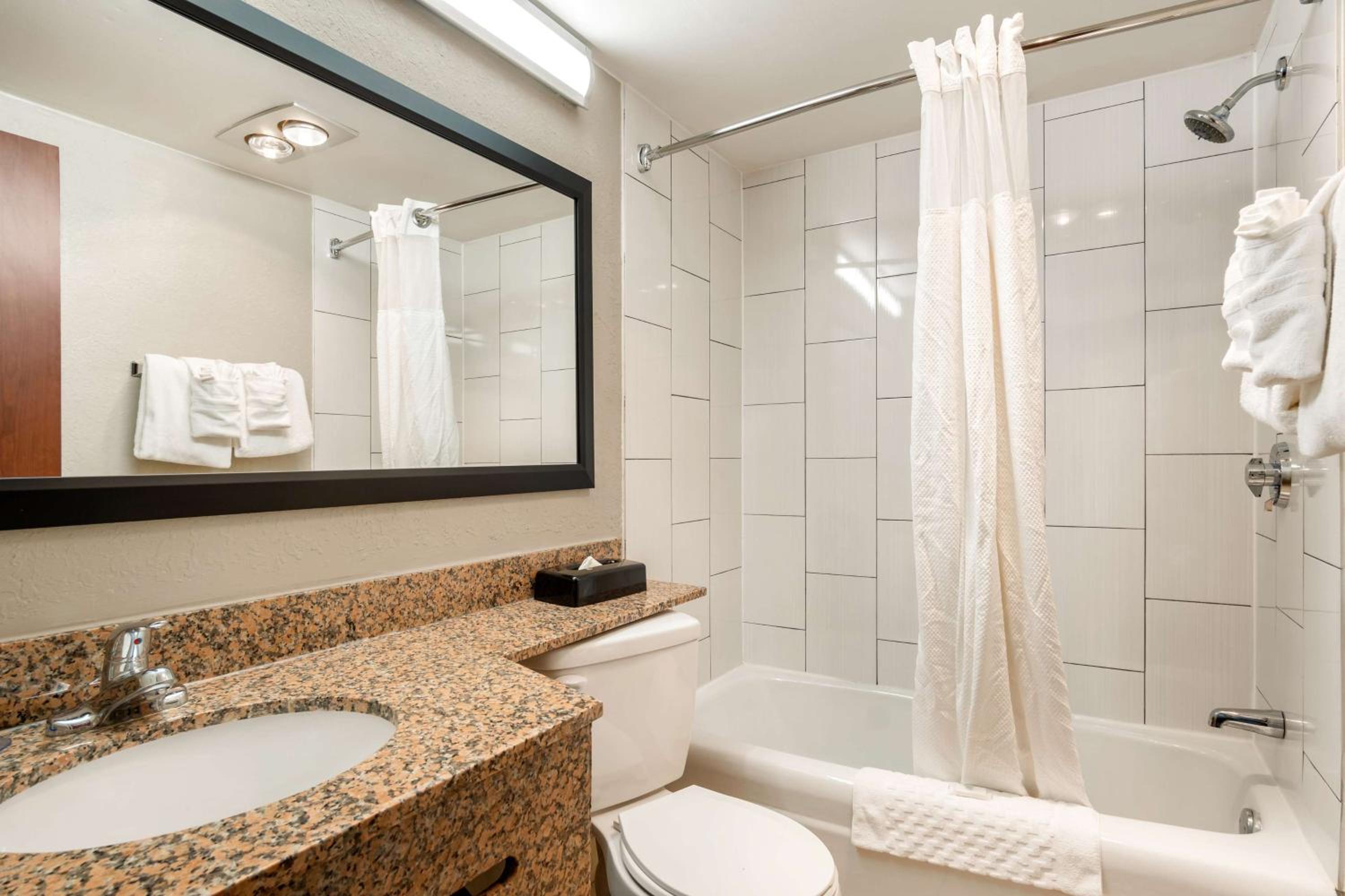 Queen Room with Bathtub w/Grab Bars - Non-Smoking - Photo 1