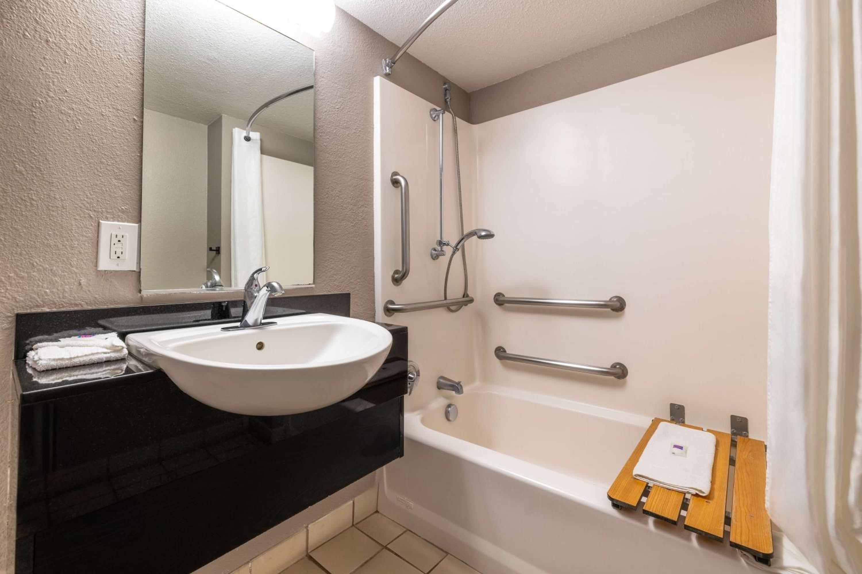 Queen Room - Disability Access - Non-Smoking photo 2
