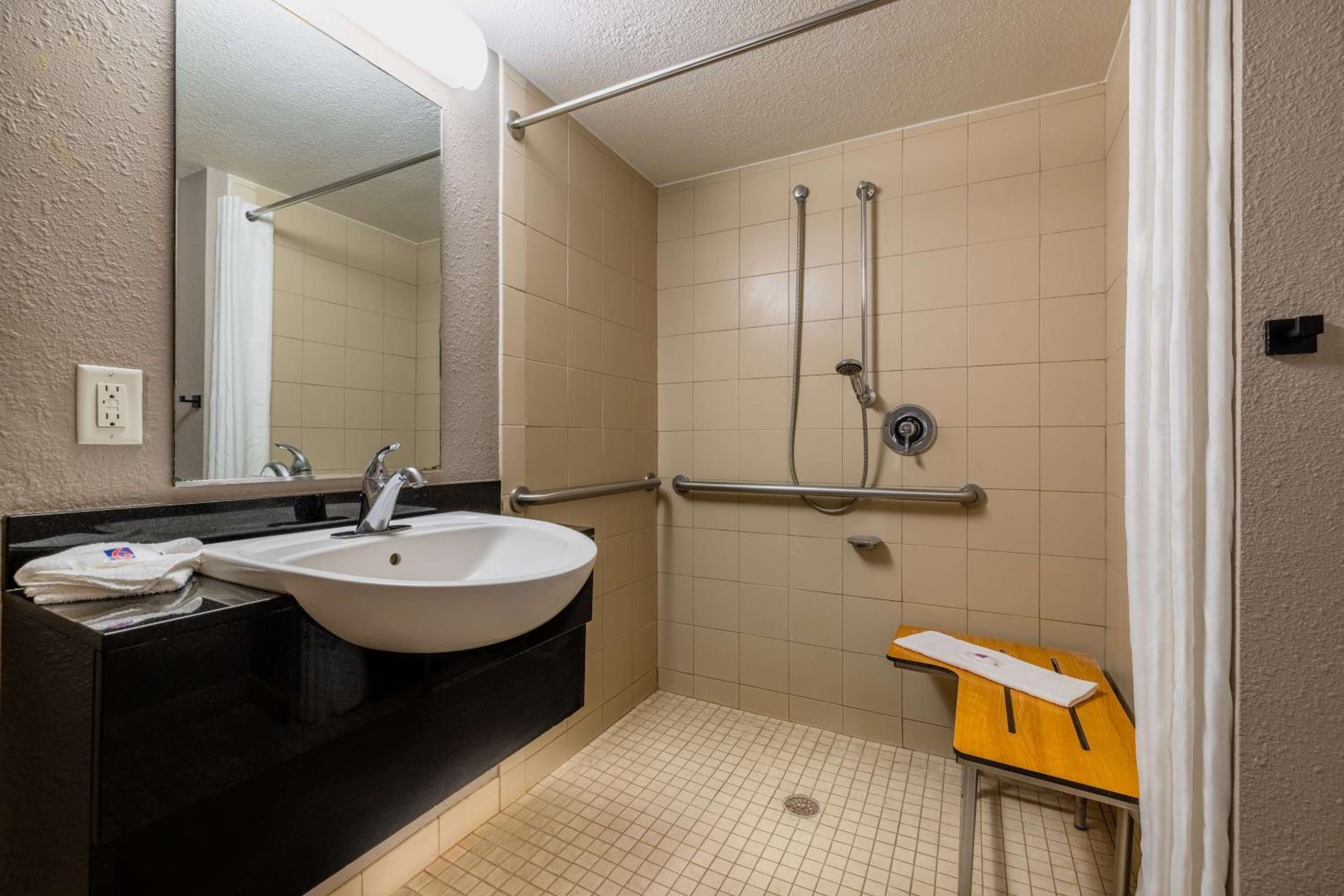 Queen Room - Disability Access - Roll in Shower