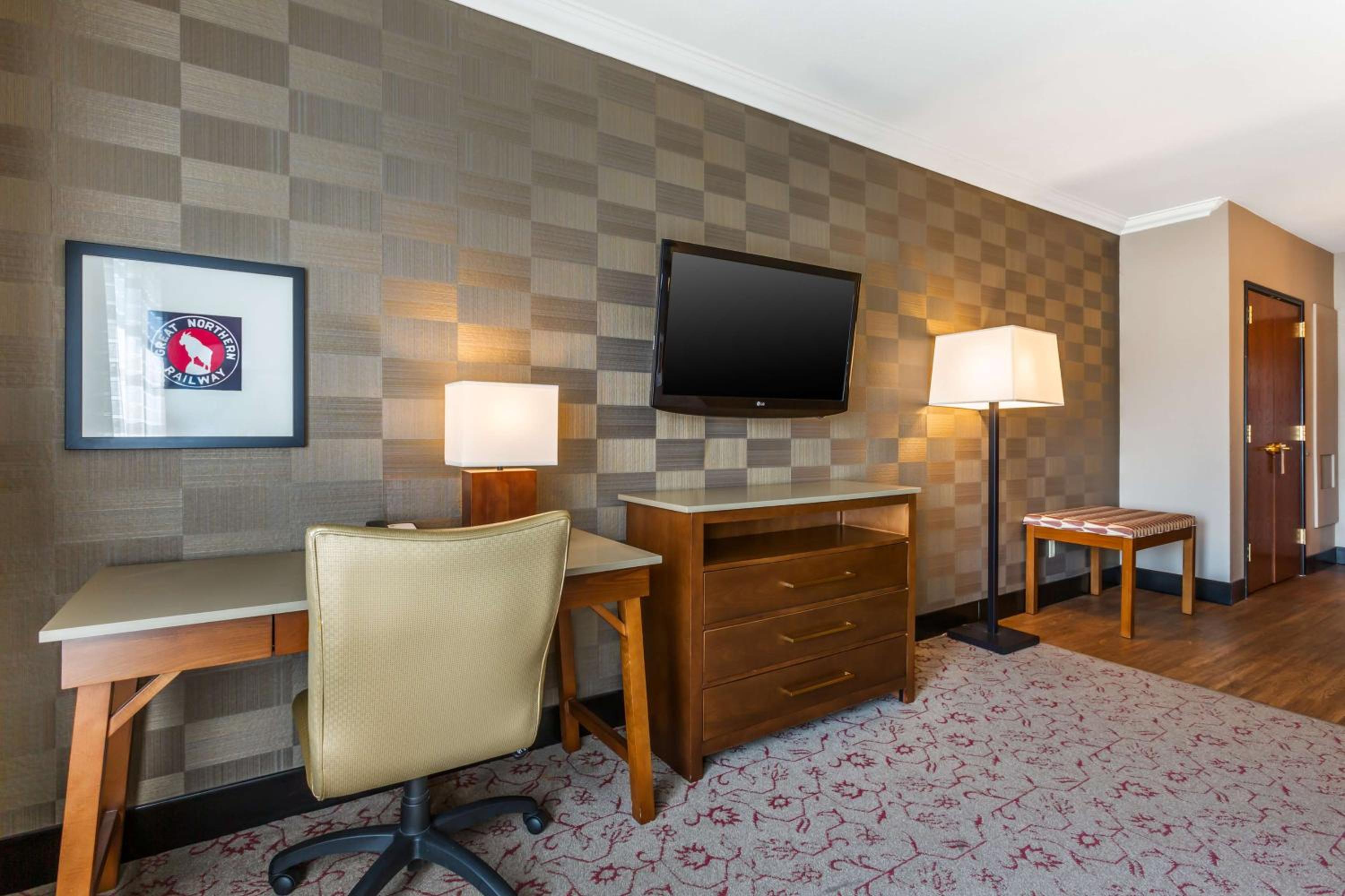 King Room with Roll-In Shower - Mobility Access photo 2