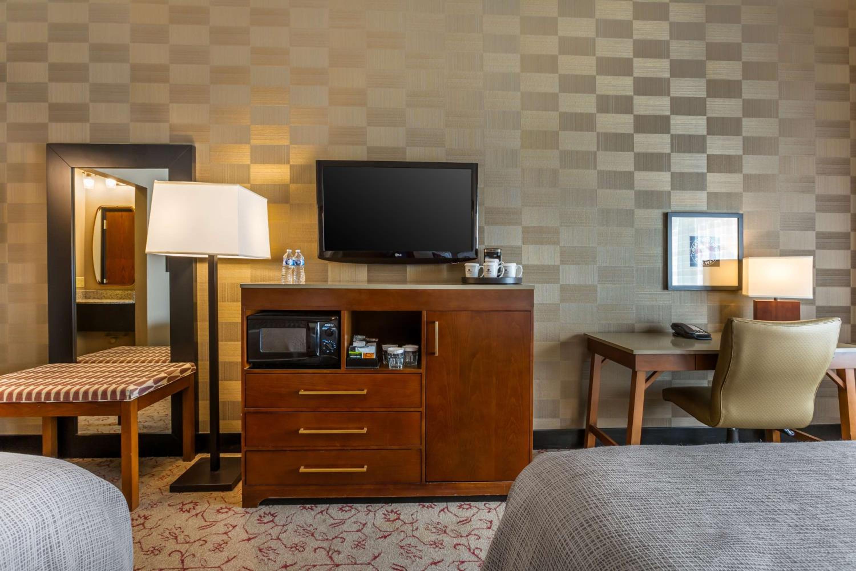 Queen Room with Two Queen Beds with Roll-In Shower - Mobility Access photo 3