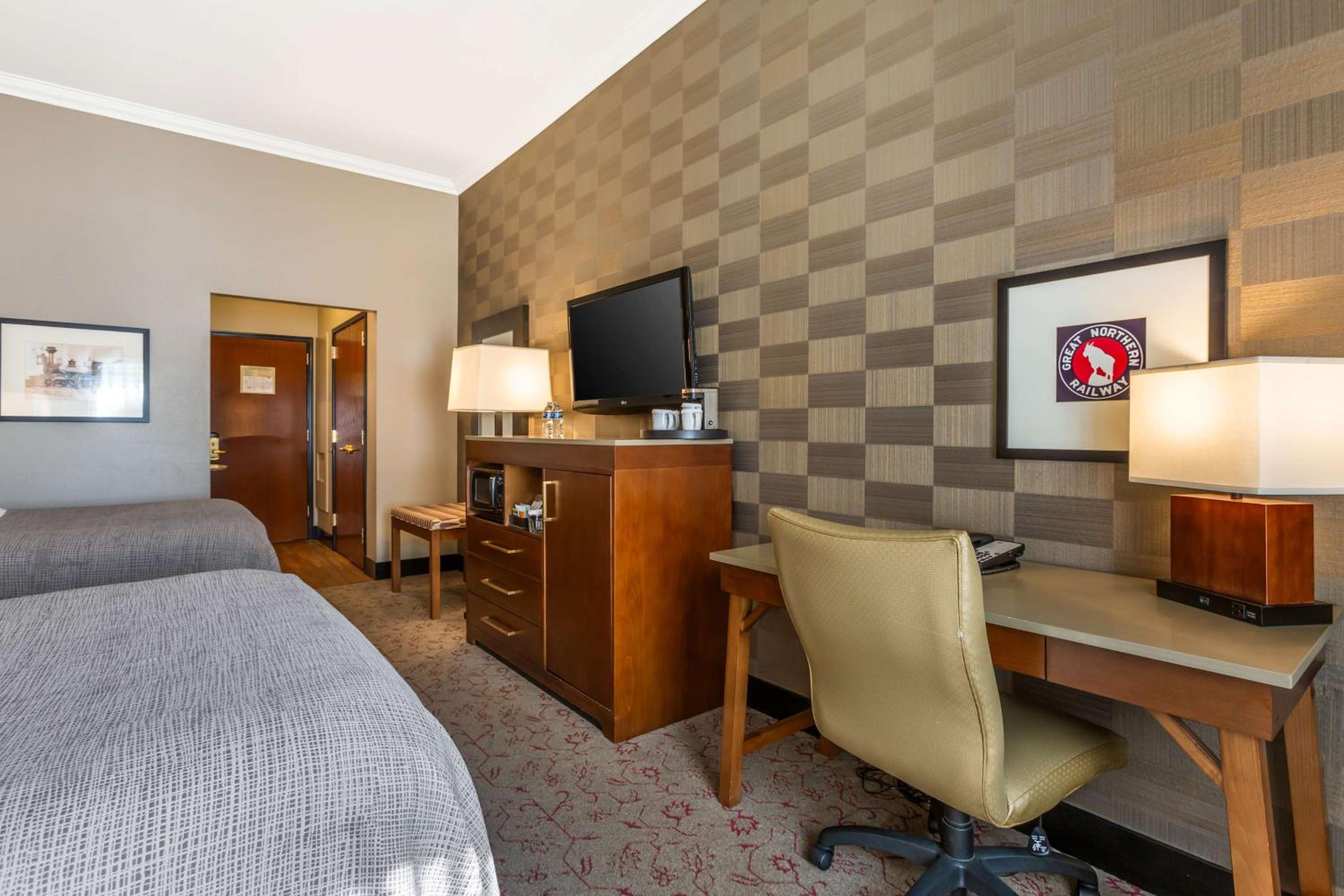 Queen Room with Two Queen Beds with Roll-In Shower - Mobility Access photo 2