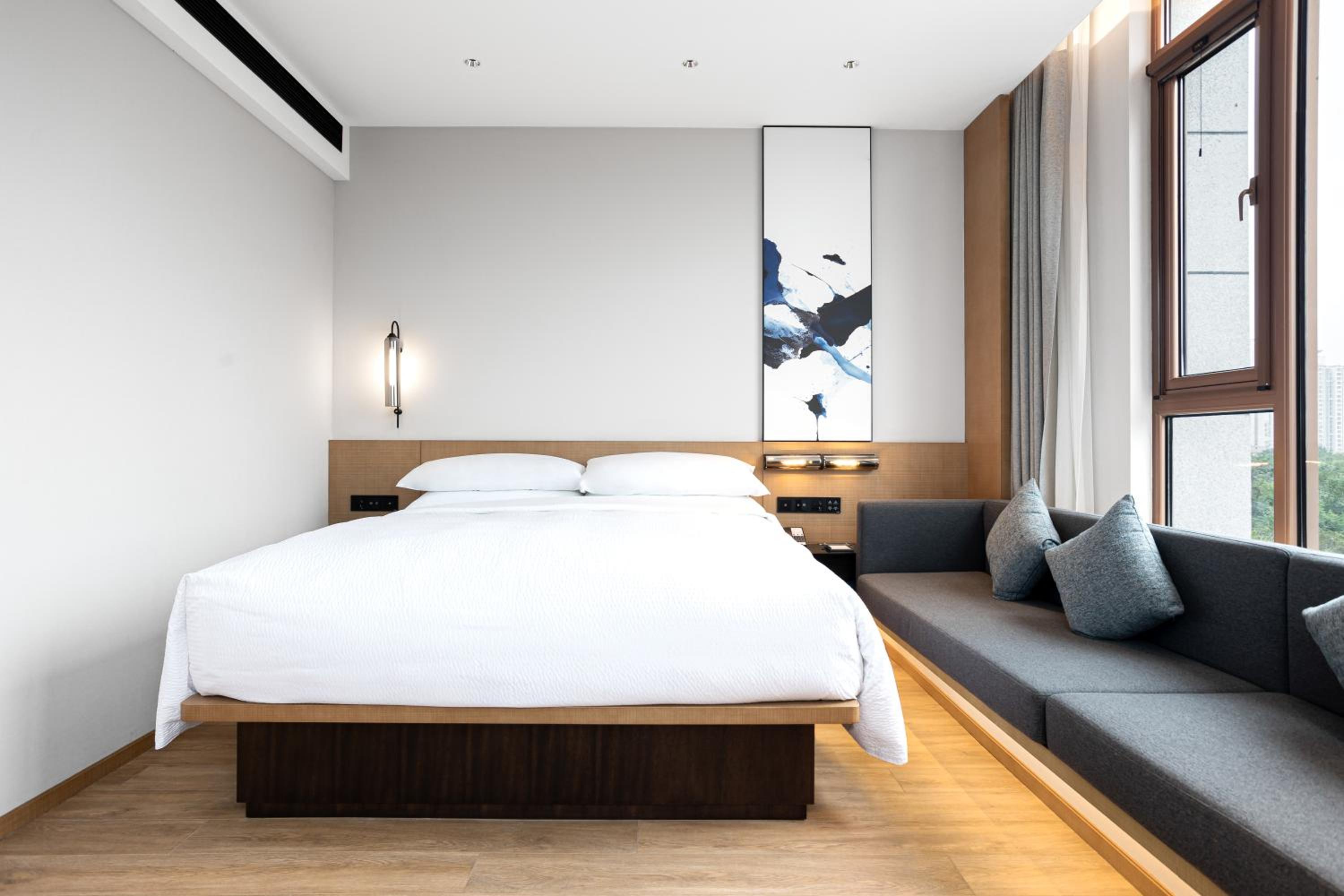Standard King Room with Garden View
