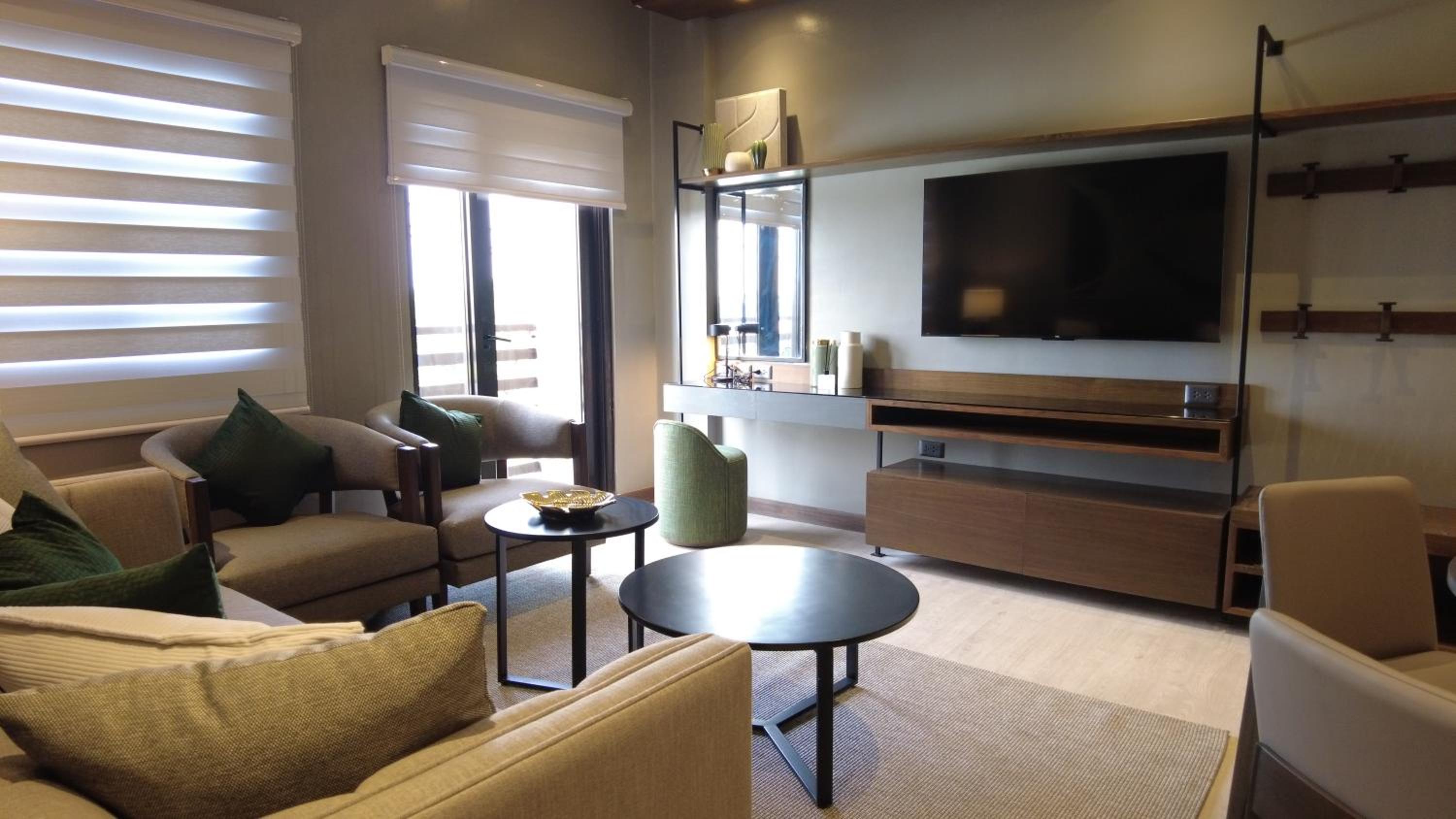 Executive Suite - Photo 4