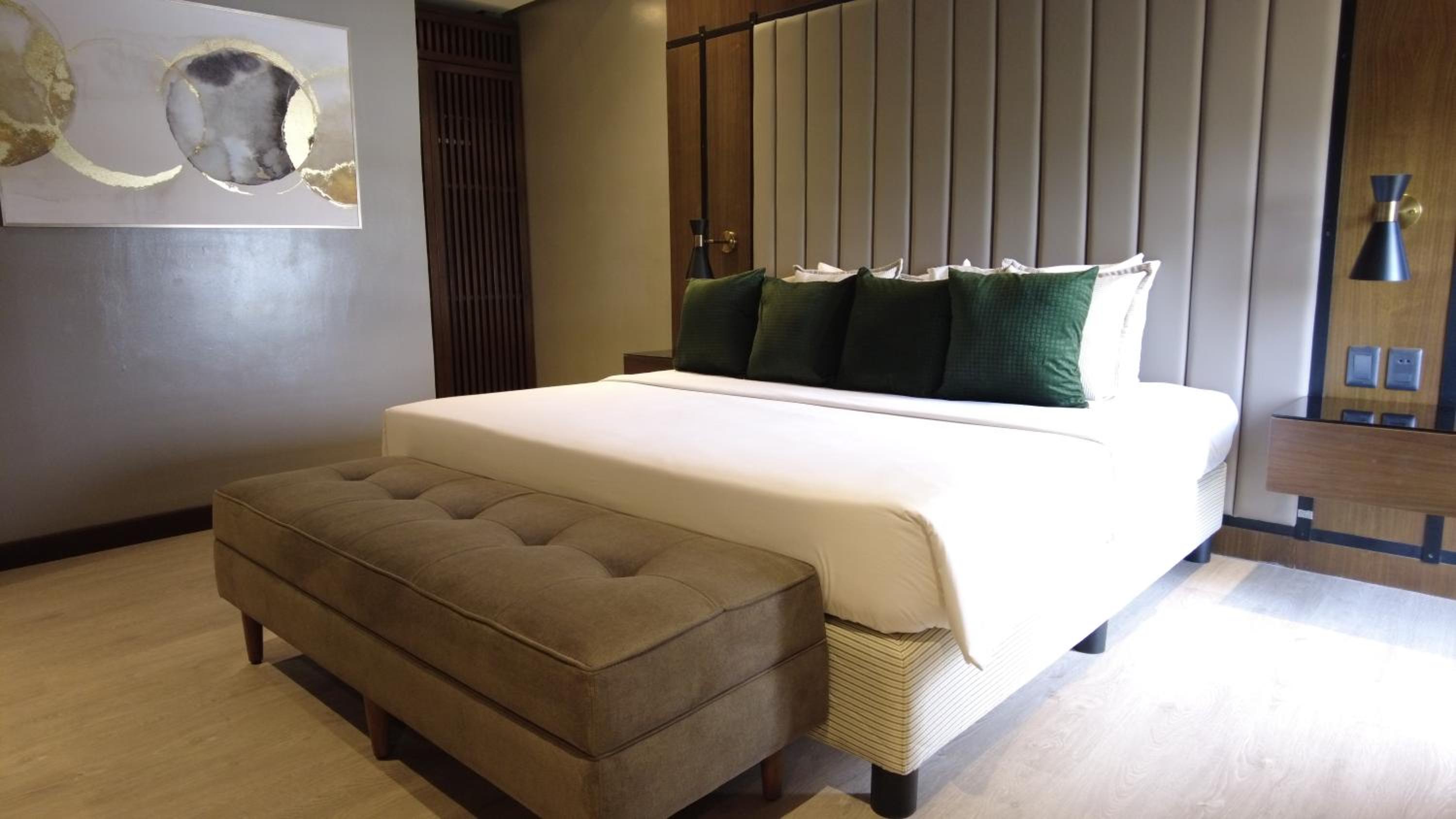 Executive Suite - Photo 5