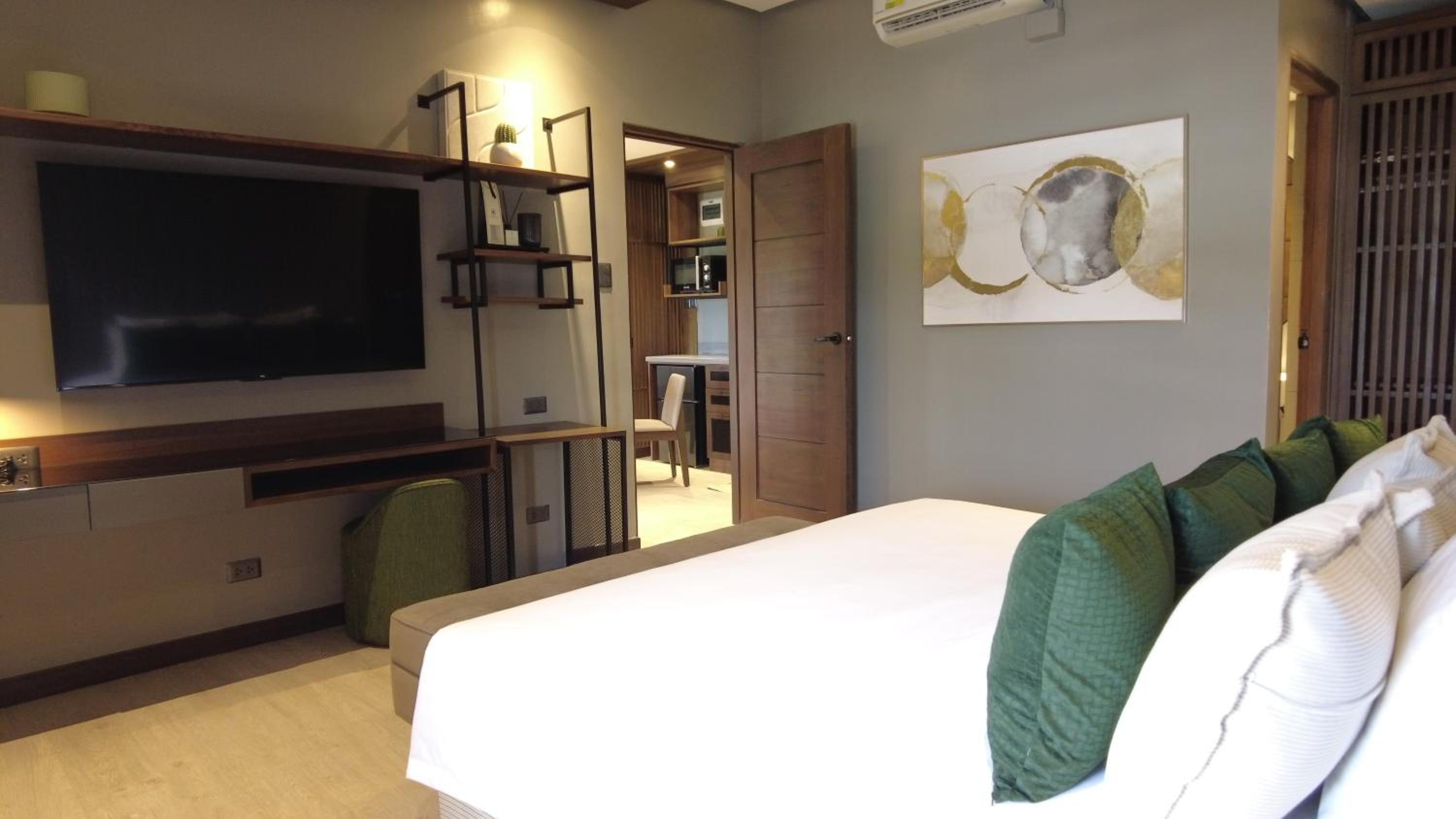 Executive Suite - Photo 6