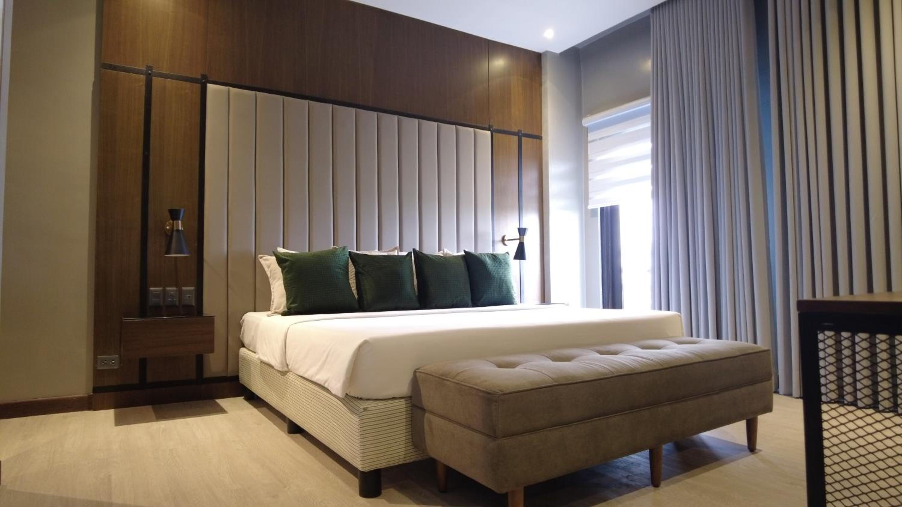 Executive Suite - Photo 1