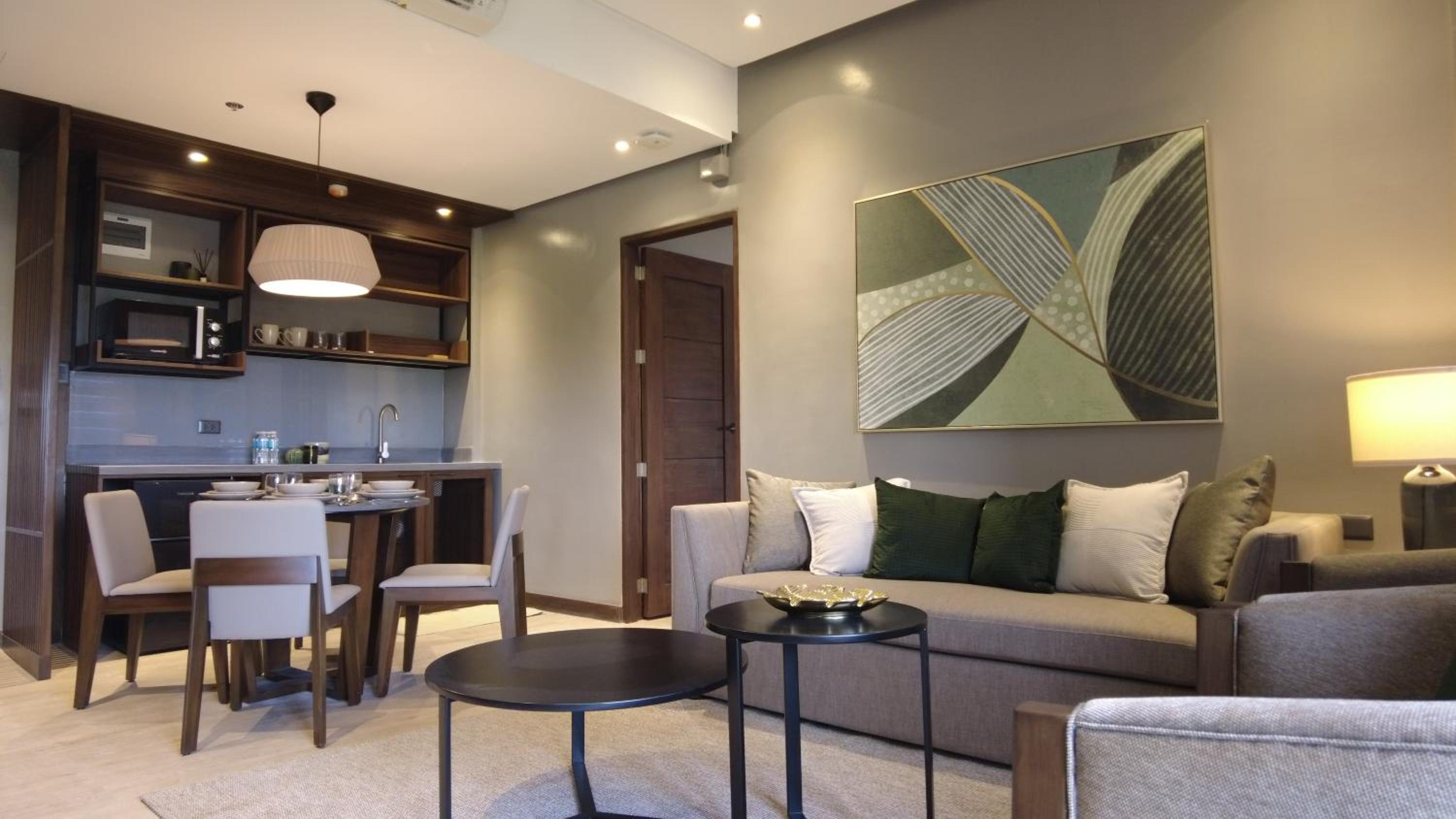 Executive Suite - Photo 10