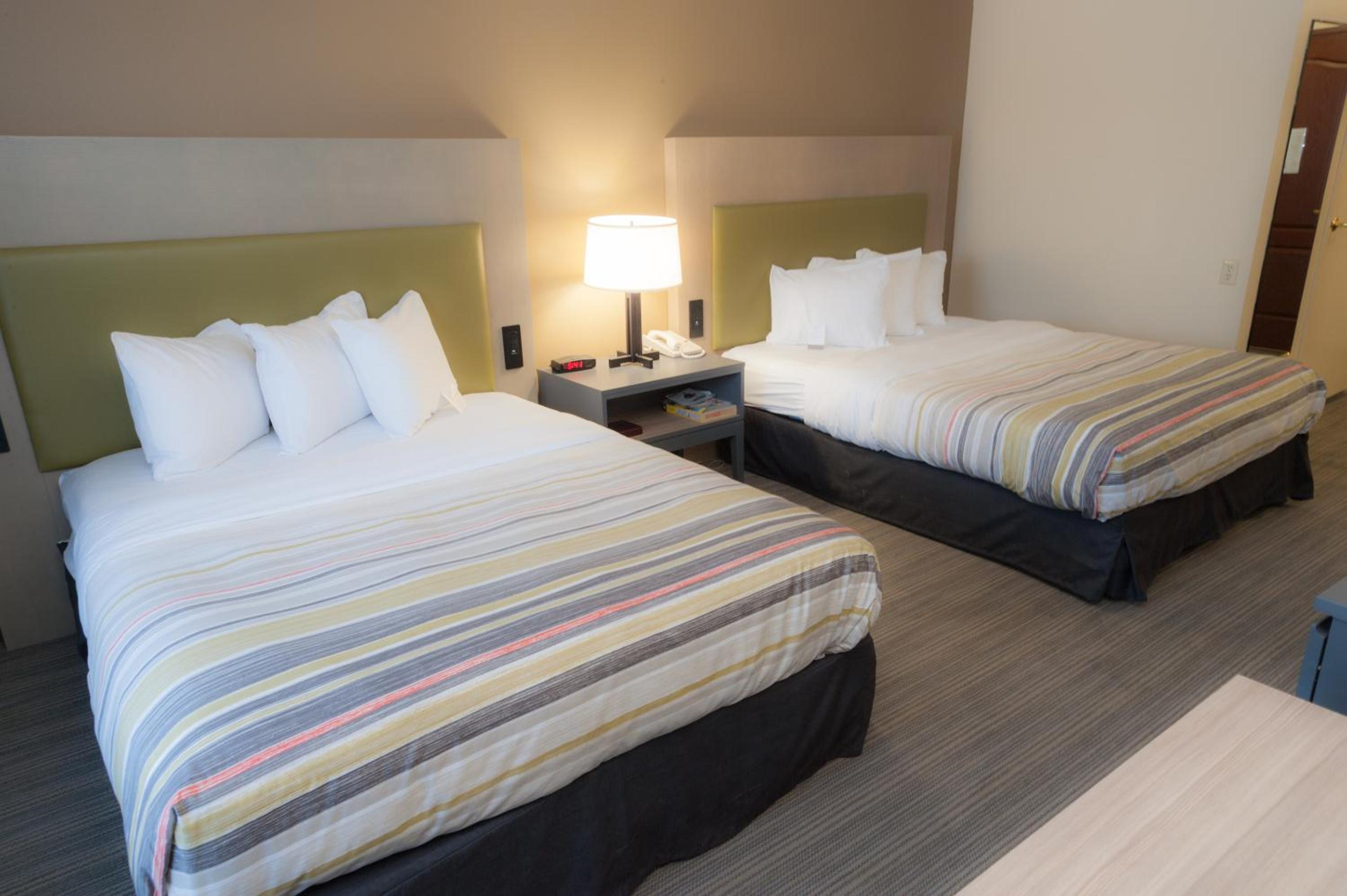 Queen Room with Two Queen Beds photo 1